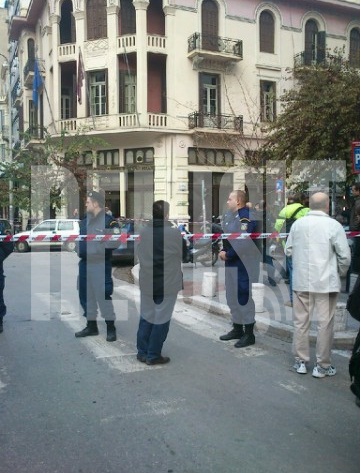 Αστυνομικοί και πολίτες έξω από το ταμείο παρακαταθηκών και δανείων - ΦΩΤΟ NEWSIT