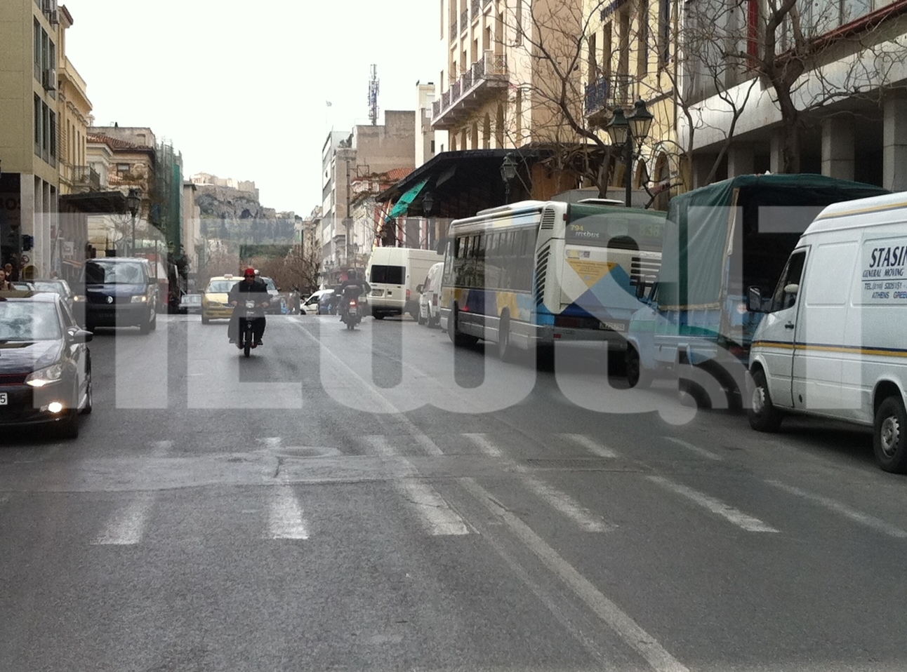 Η εικόνα που παρουσίαζε η οδός Αθηνάς το μεσημέρι - ΦΩΤΟ NEWSIT.GR
