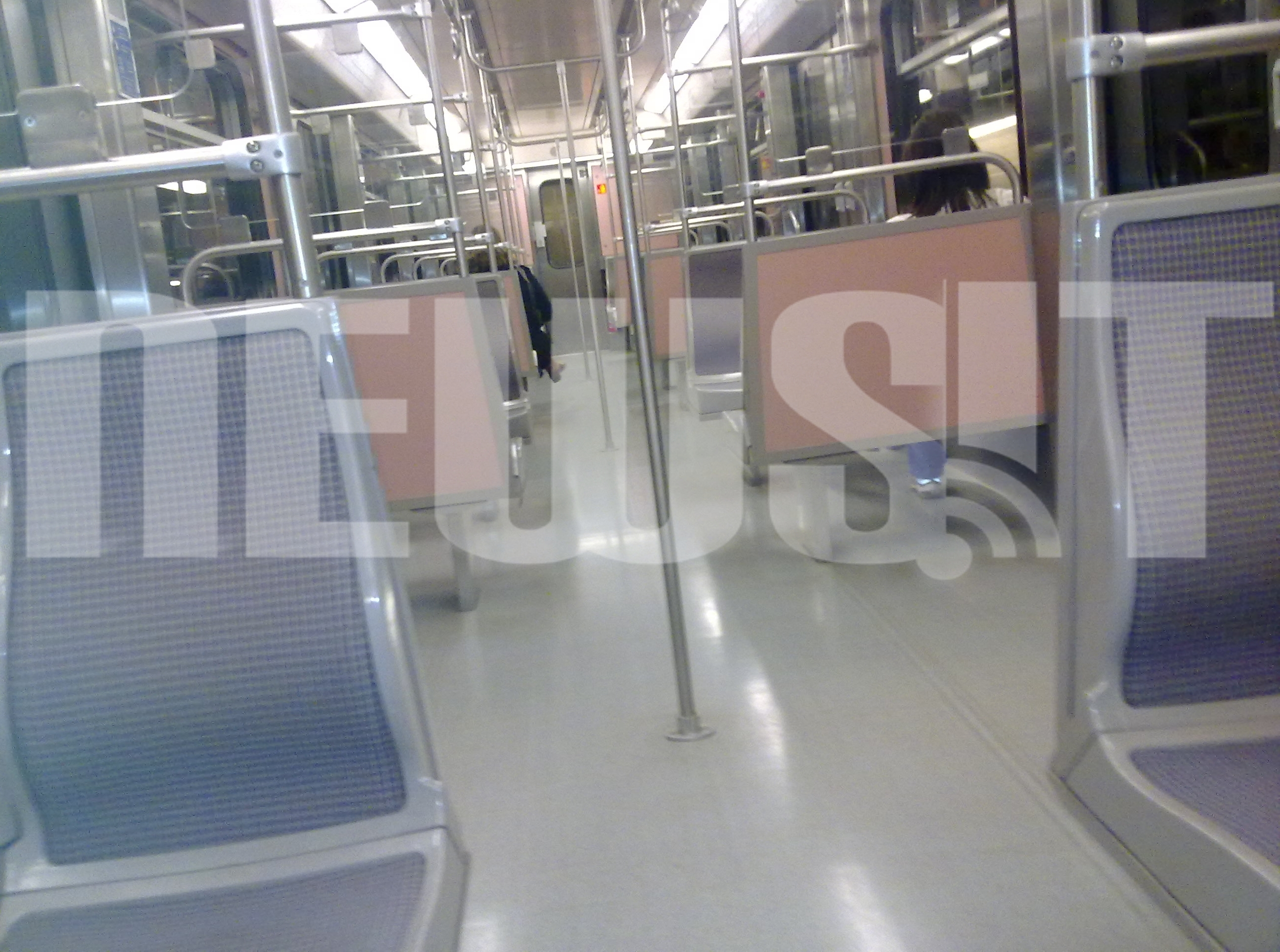 Άδεια και τα περισσότερα βαγόνια του μετρό - ΦΩΤΟ NEWSIT.GR
