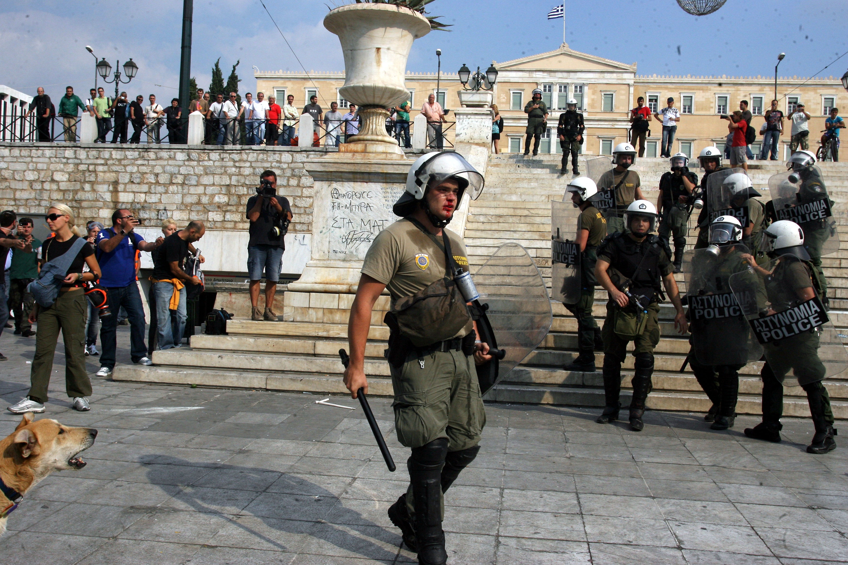 Φωνάζει ακόμα κι ο Λουκάνικος αλλά ο αστυνομικός δεν ακούει τίποτα