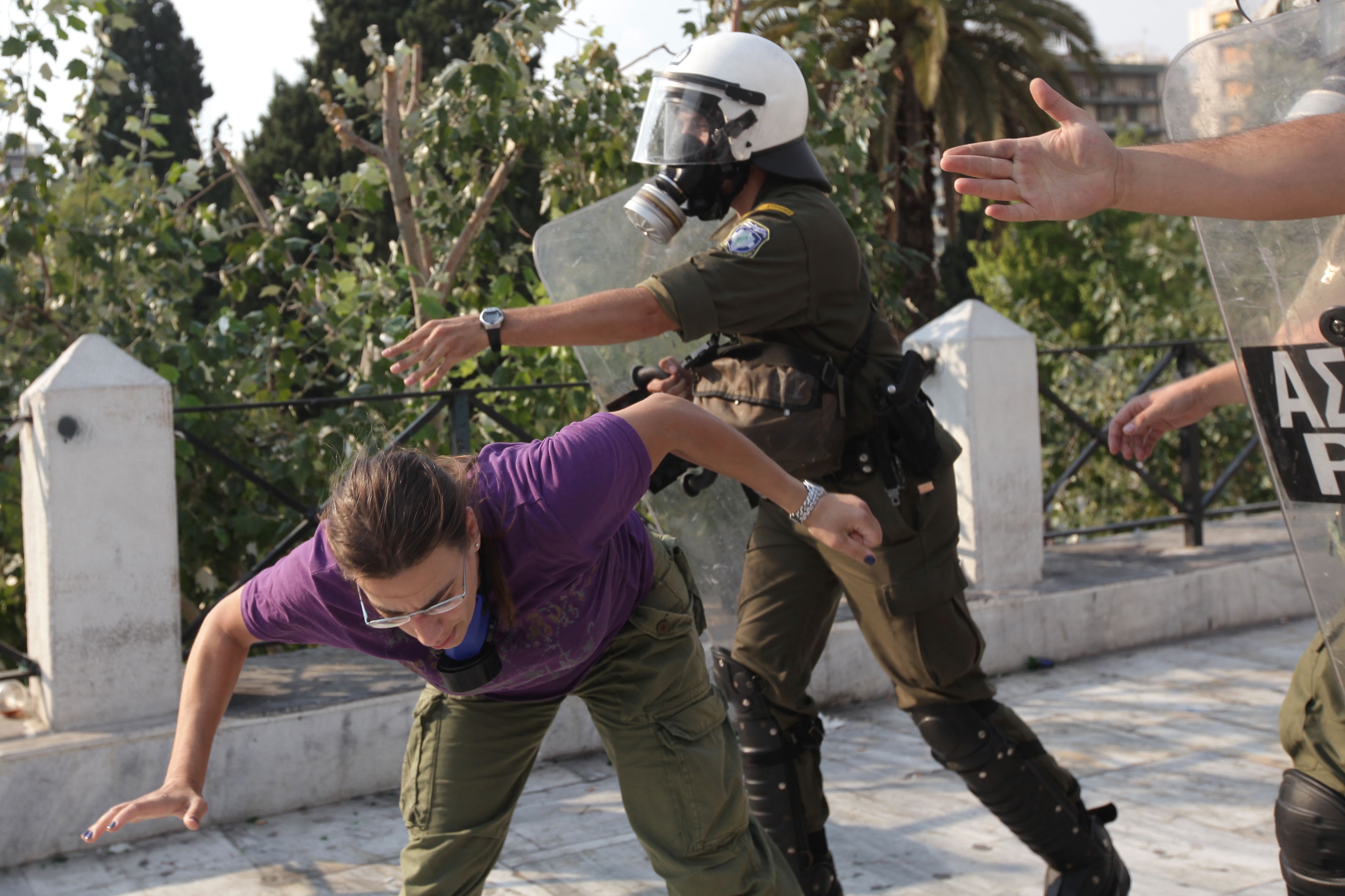 Η αστυνομία δεν κάνει διακρίσεις σε γυναίκες και παιδιά. Βαράει παντού