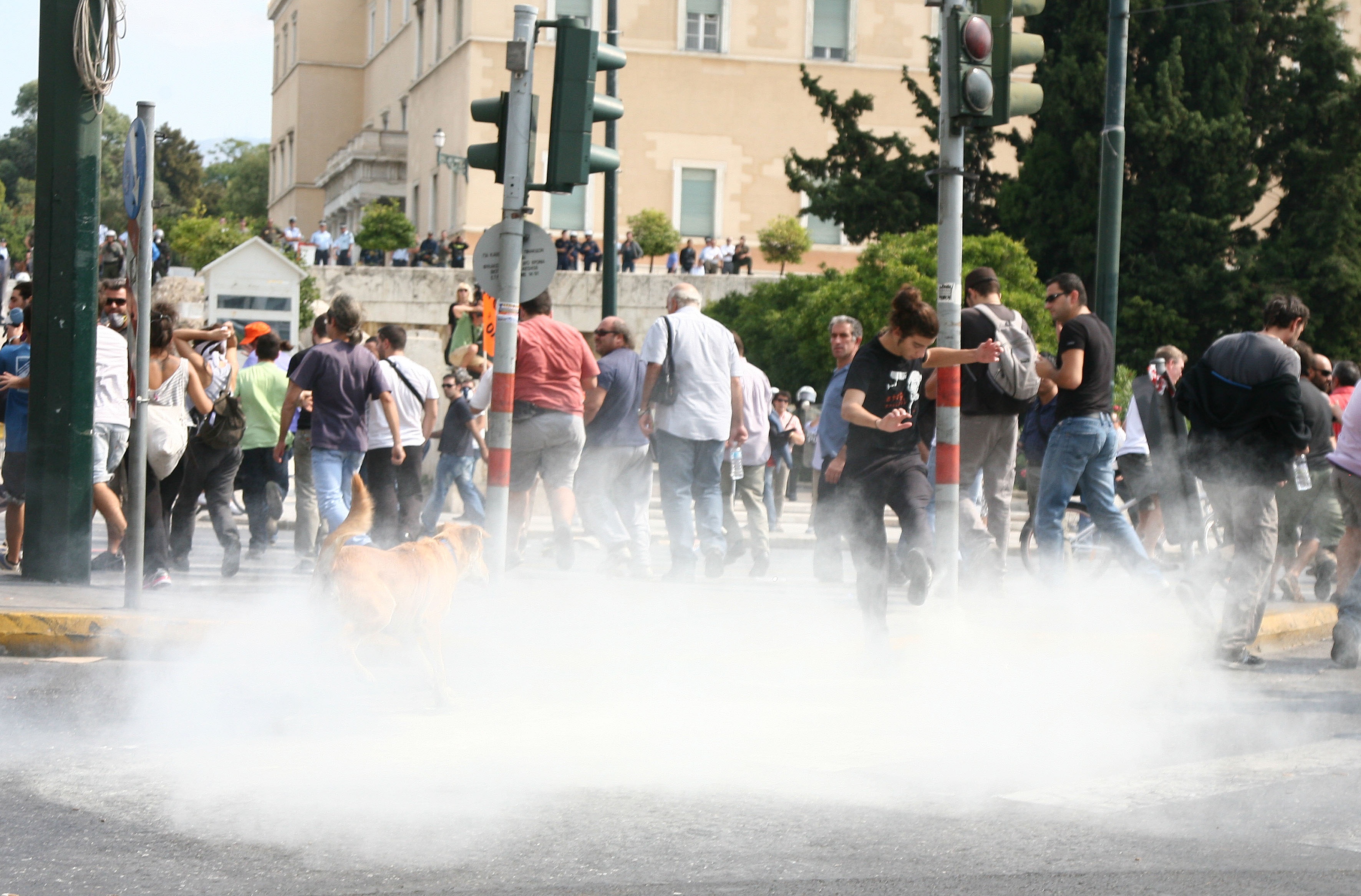 Σκόνη σηκώνεται από τα χημικά που έχουν δημιουργήσει στρώμα πάνω στην άσφαλτο