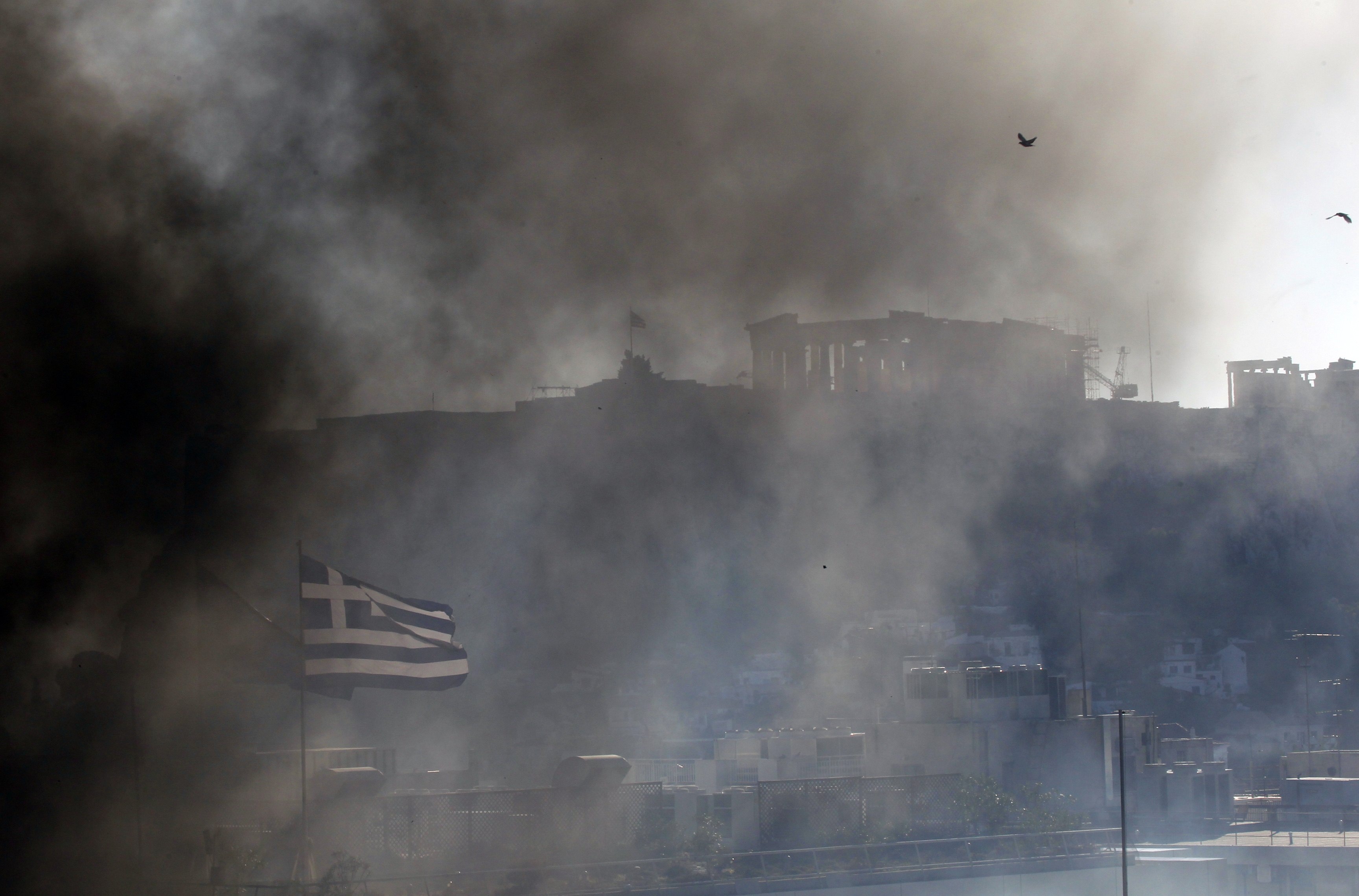 Μαύροι καπνοί πάνω από την Αθήνα. Όχι, δεν είναι το νέφος