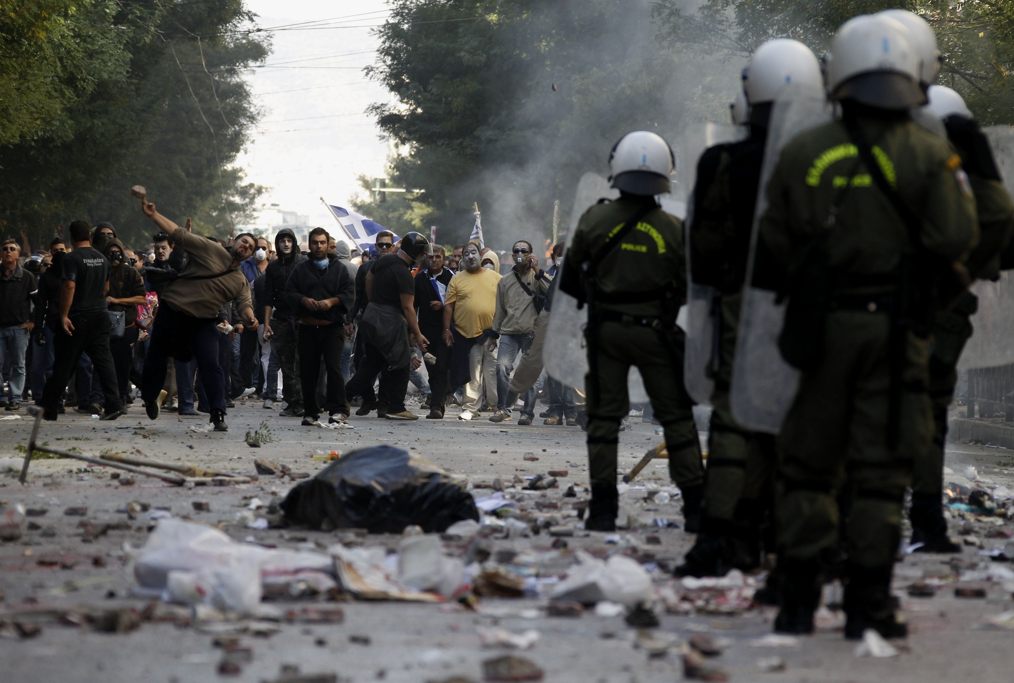 Τα ΜΑΤ δακρυγόνα. Οι διαδηλωτές πέτρες, μολότοφ και σκουπίδια