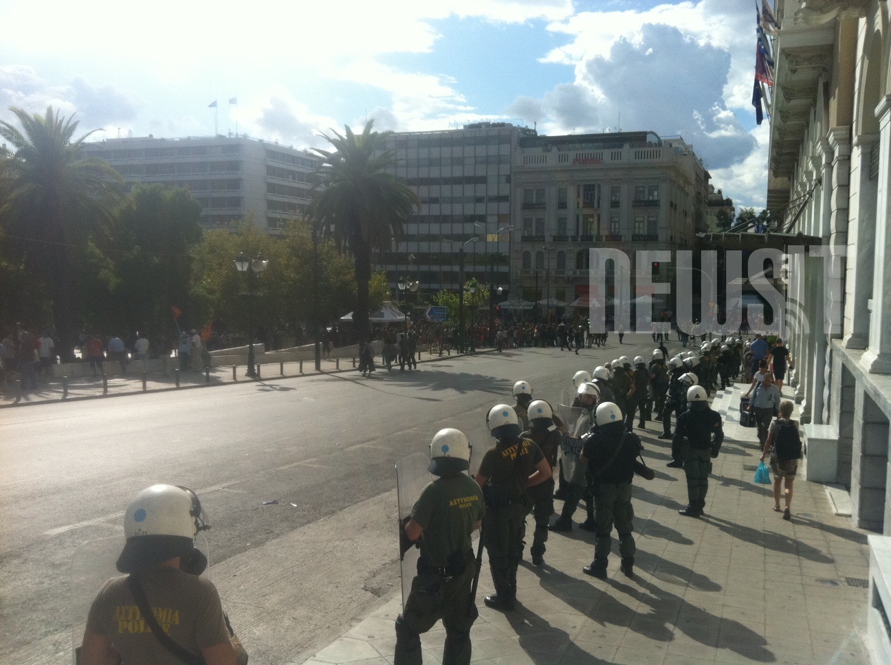 Οι αστυνομικές δυνάμεις περικύκλωσαν την πλατεία