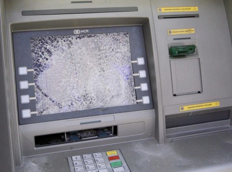 Ακράτα: 73.000 ευρώ άρπαξαν άγνωστοι από ΑΤΜ τράπεζας αφού πρώτα προκάλεσαν έκρηξη Ακράτα: 73.000 ευρώ άρπαξαν άγνωστοι από ΑΤΜ τράπεζας αφού πρώτα προκάλεσαν έκρηξη