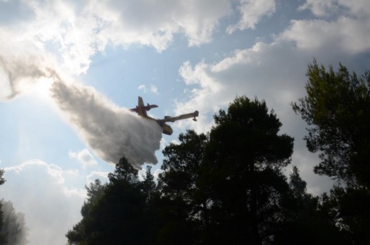 Σε εξέλιξη είναι πυρκαγιά στα Ίσθμια