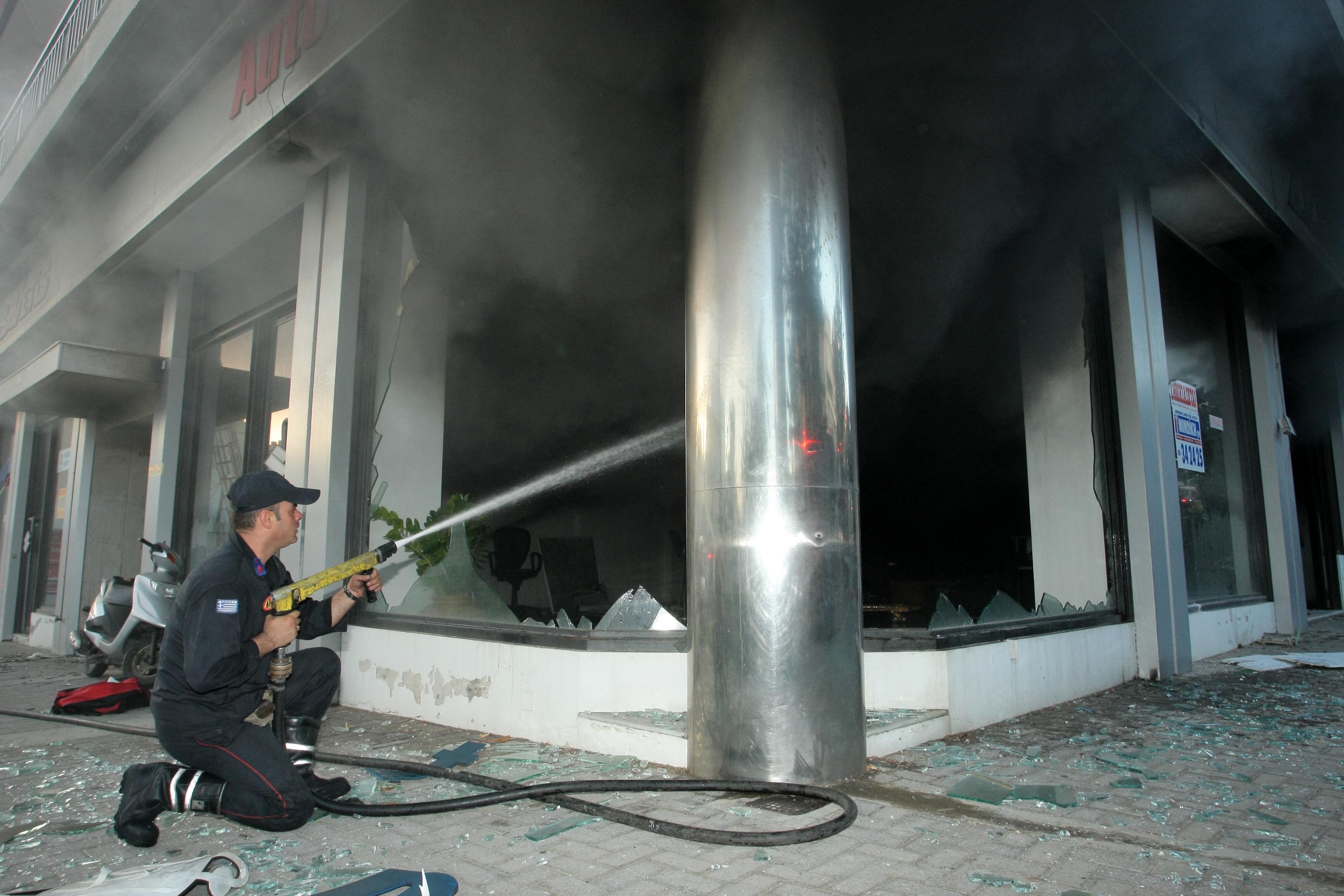 Πυροσβέστης προσπαθεί να σβήσει τη φωτιά - ΦΩΤΟ EUROKINISSI