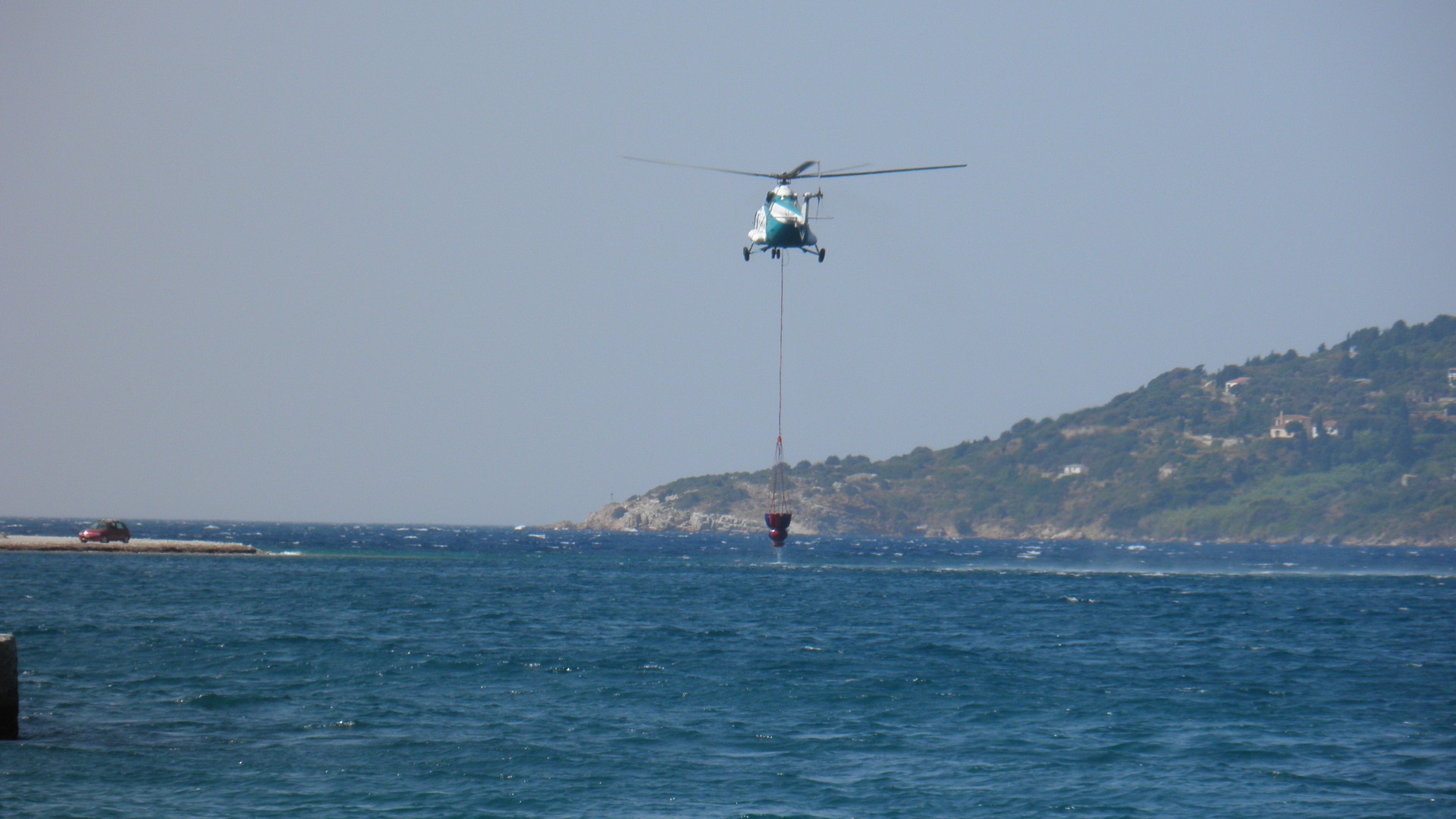Ελικόπτερο της πυροσβεστικής γεμίζει για να κάνει ρίψη - ΦΩΤΟ από Σαμιακός Τύπος