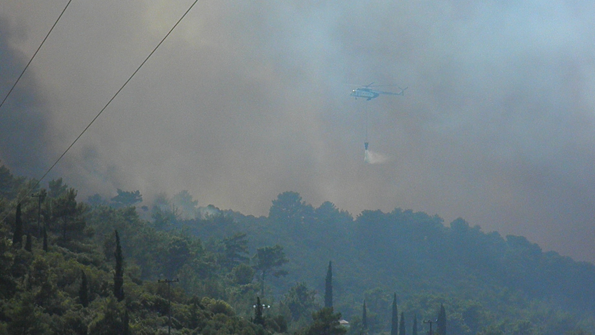 Ελικόπτερο της πυροσβεστικής πραγματοποιεί ρίψη στο μέτωπο της φωτιάς - ΦΩΤΟ από Σαμιακός Τύπος