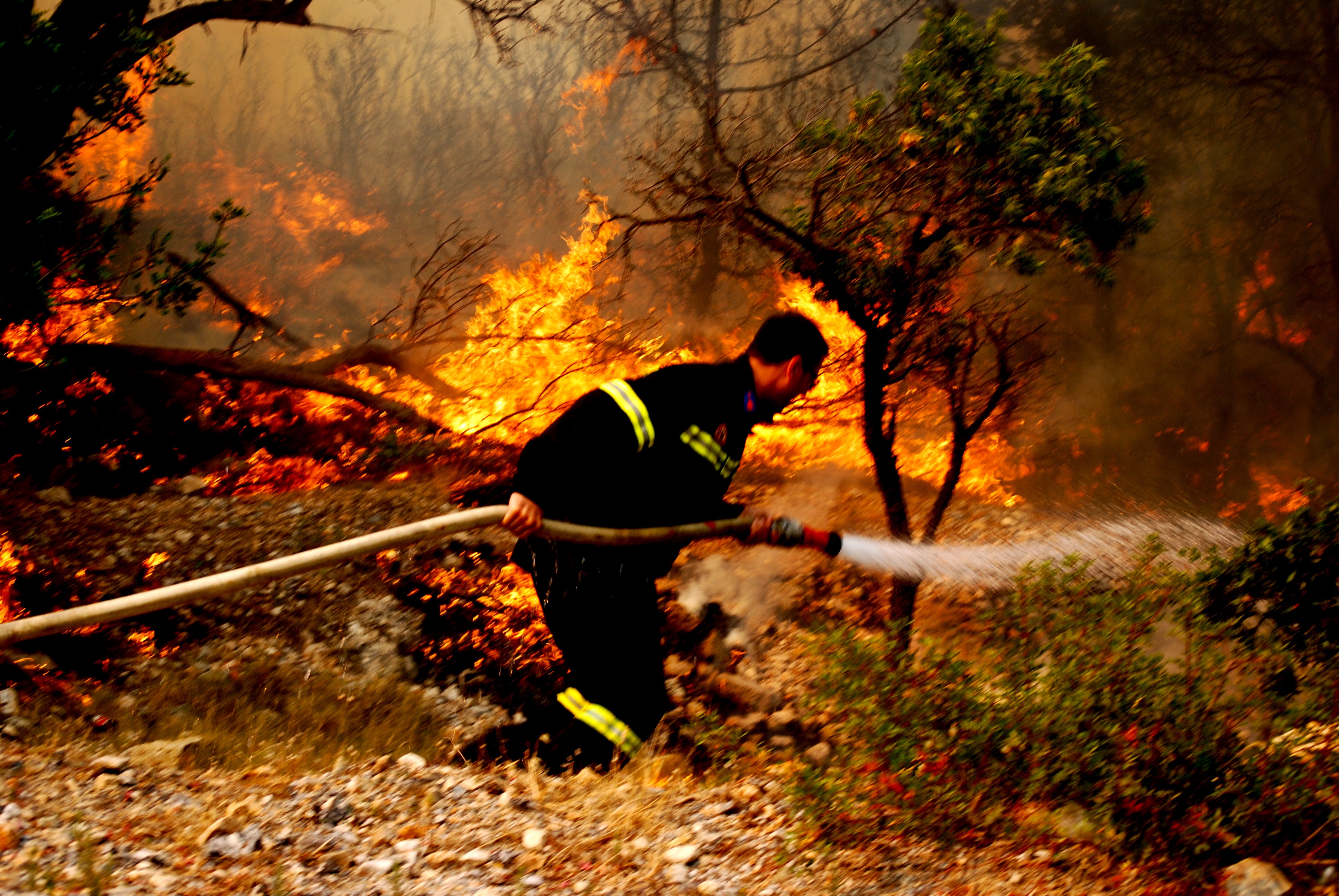 Πυροσβέστης στο μέτωπο της φωτιάς - ΦΩΤΟ EUROKINISSI