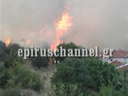Οι φλόγες γλύφουν τα πρώτα σπίτια - ΦΩΤΟ από epiruschannel.gr