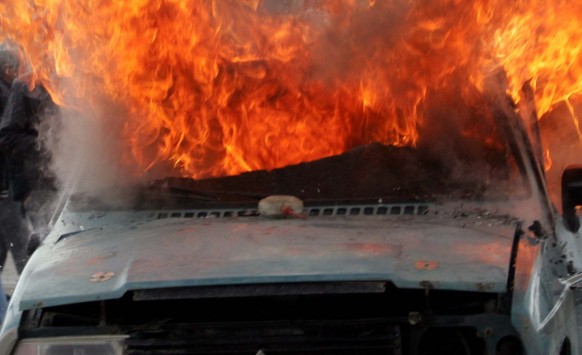 Χαλκιδική: Έβαλαν φωτιά σε αυτοκίνητο μεταλλωρύχου - Πανικός τα ξημερώματα σε γειτονιά της πόλης!