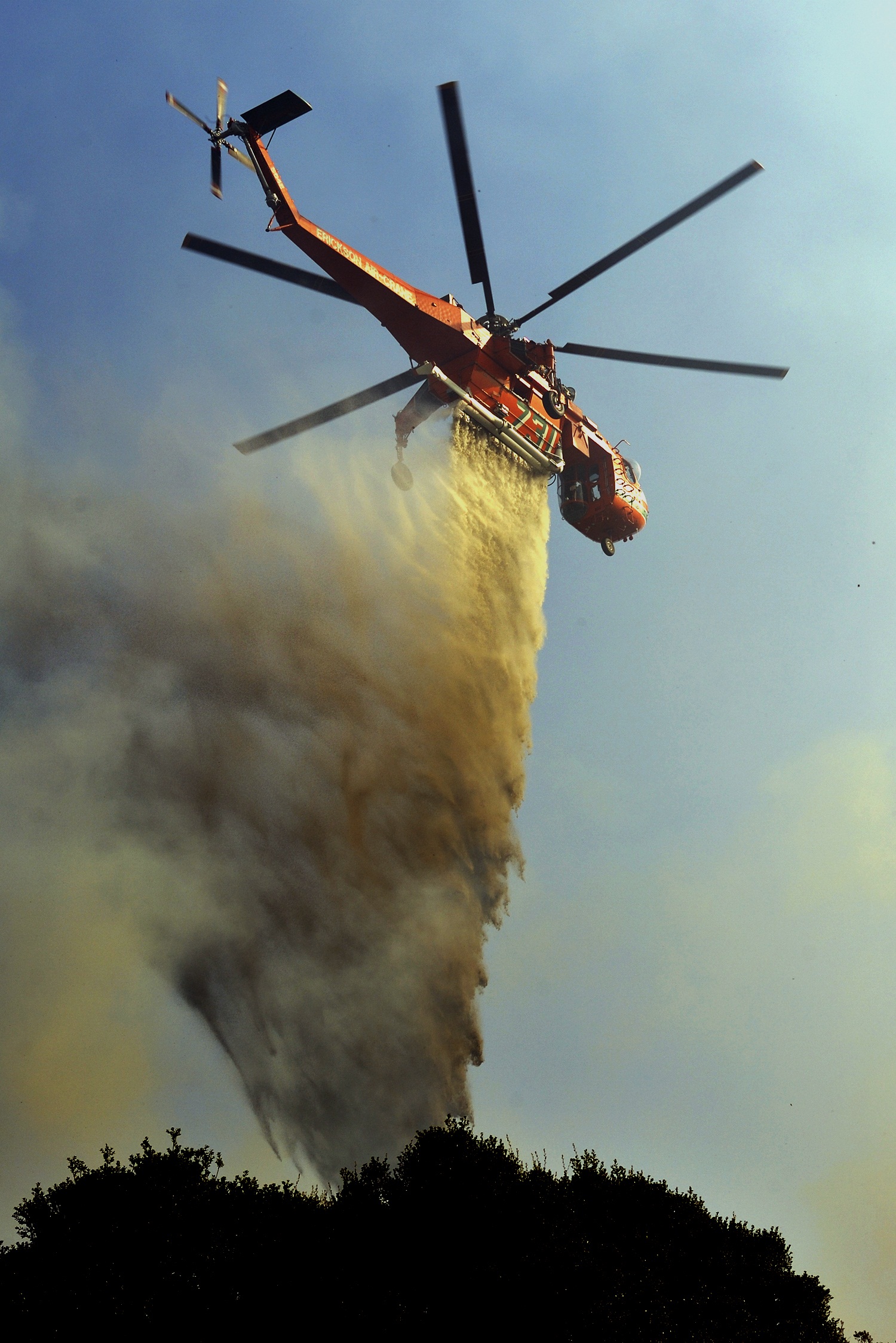 Ελικόπτερο πραγματοποιεί ρίψη στο μέτωπο της φωτιάς - ΦΩΤΟ EUROKINISSI