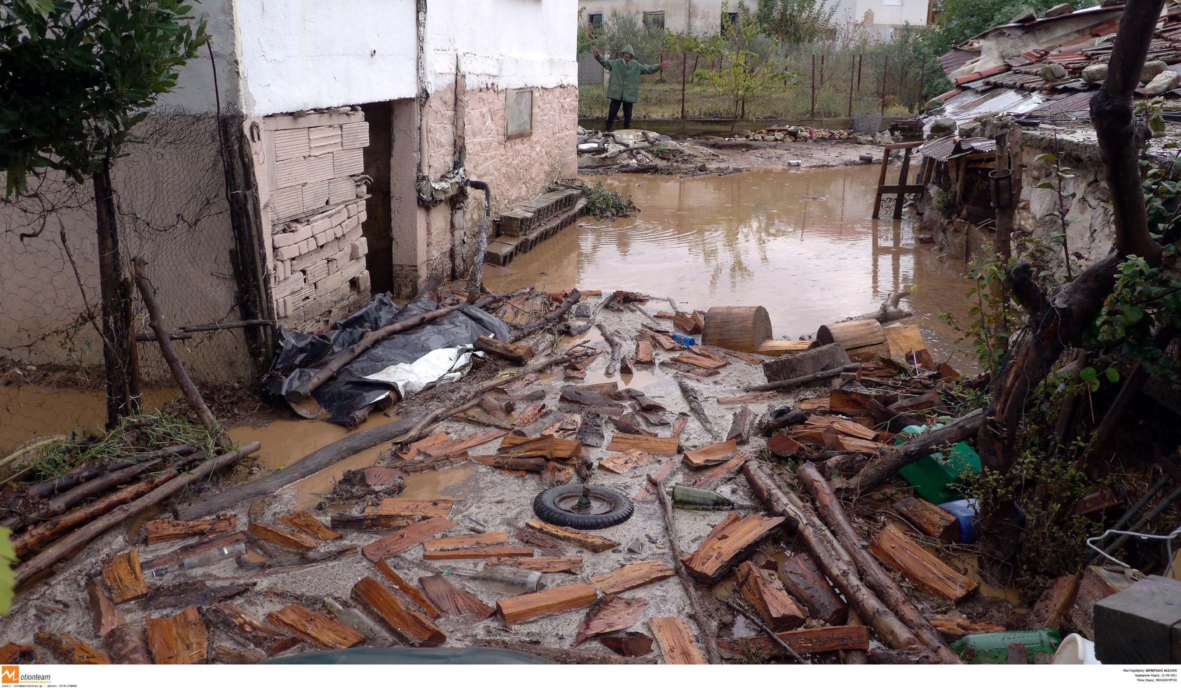 Μία από τις πλημμυρισμένες αυλές σε σπίτι του χωριού - ΦΩΤΟ EUROKINISSI
