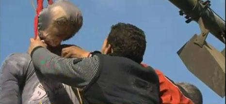 Διαδηλωτής κρεμάει στην πλατεία Ταχρίρ ομοίωμα του Αιγύπτιου προέδρου