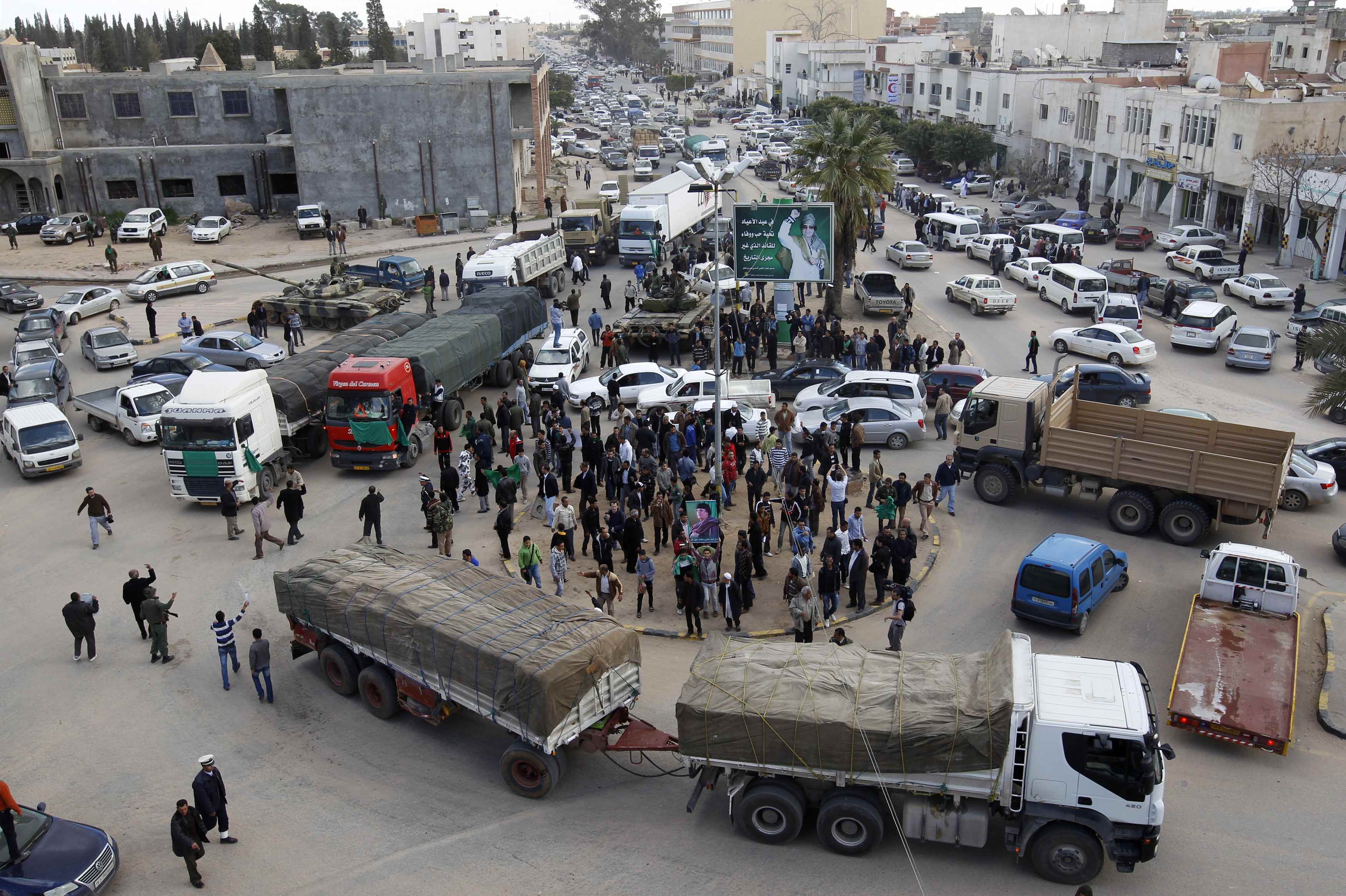18 φορτηγά με ανθρωπιστική βοήθεια που στέλνει ο Καντάφι στη Βεγγάζη προκάλεσαν σχόλια - ΦΩΤΟ REUTERS