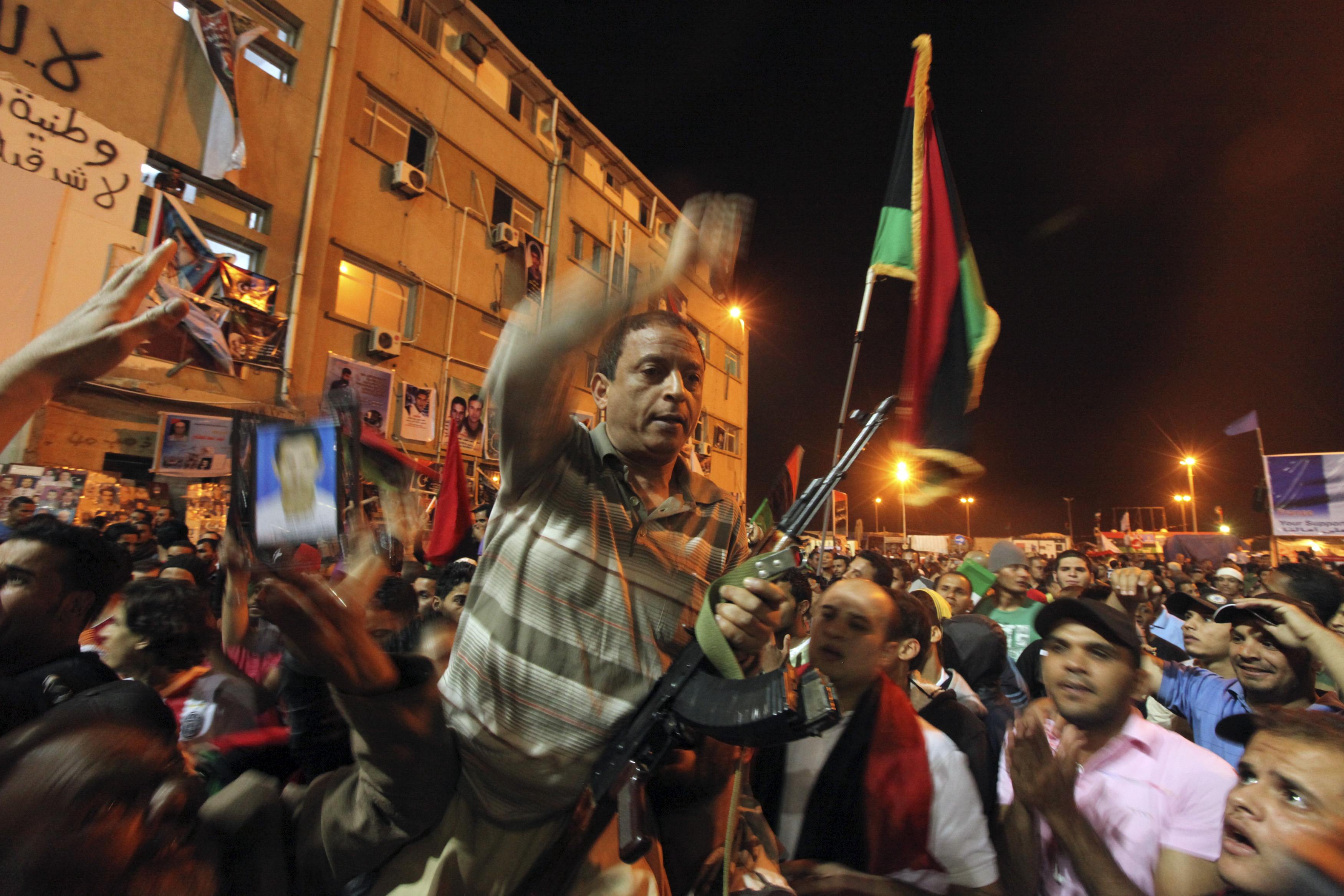 Λίβυοι στη Βεγγάζη πανυγηρίζουν για το χτύπημα κατά του Καντάφι