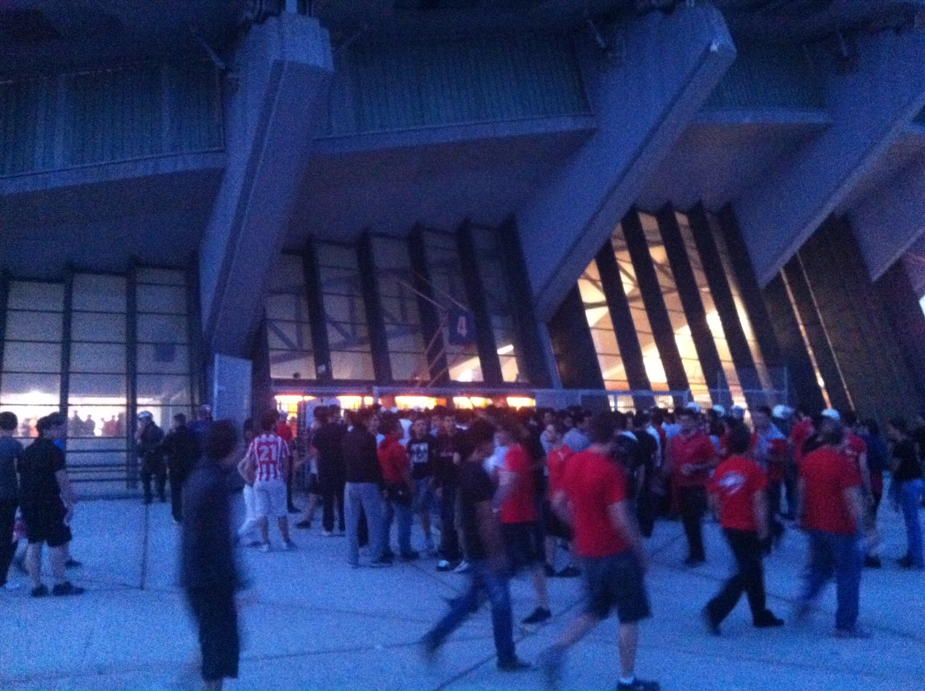 Οι οπαδοί του Ολυμπιακού μπαίνουν στο ΣΕΦ. Η κατάσταση εχει ηρεμήσει (ΦΩΤΟ NewsIt)