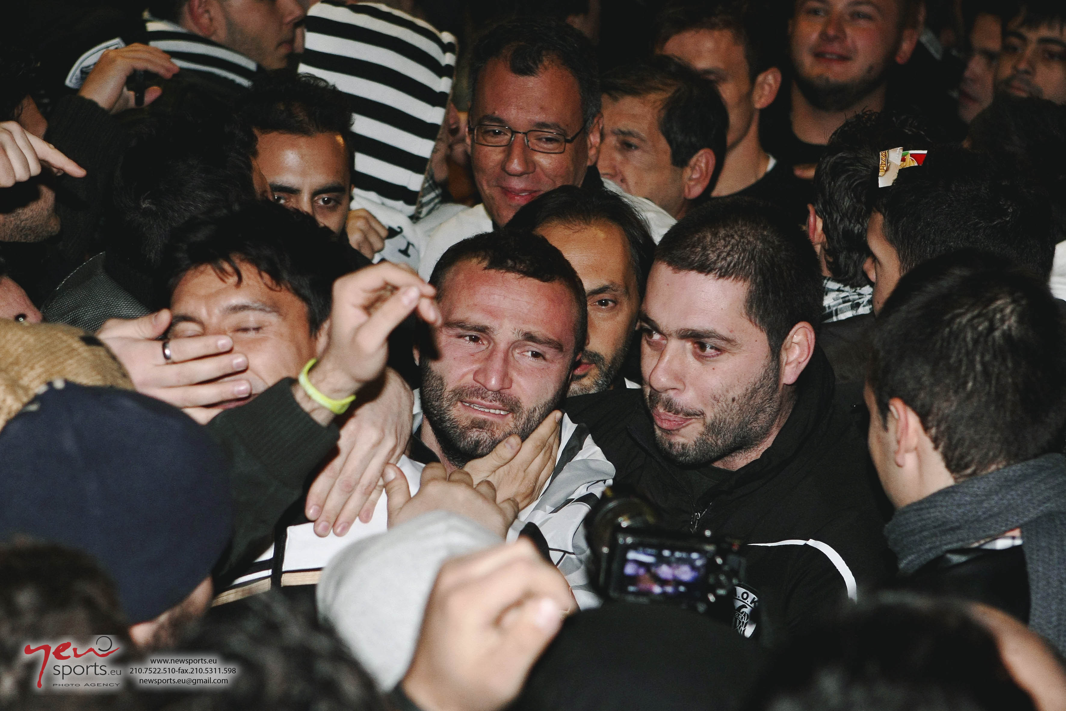 Περίπου 2.000 οπαδοί του ΠΑΟΚ βρέθηκαν νωρίς το πρωί στο αεροδρόμιο “Μακεδονία” για να υποδεχθούν τους παίκτες. Εδώ αγκαλιάζουν τον Σαλπιγγίδη...  ΦΩΤΟ Newsports