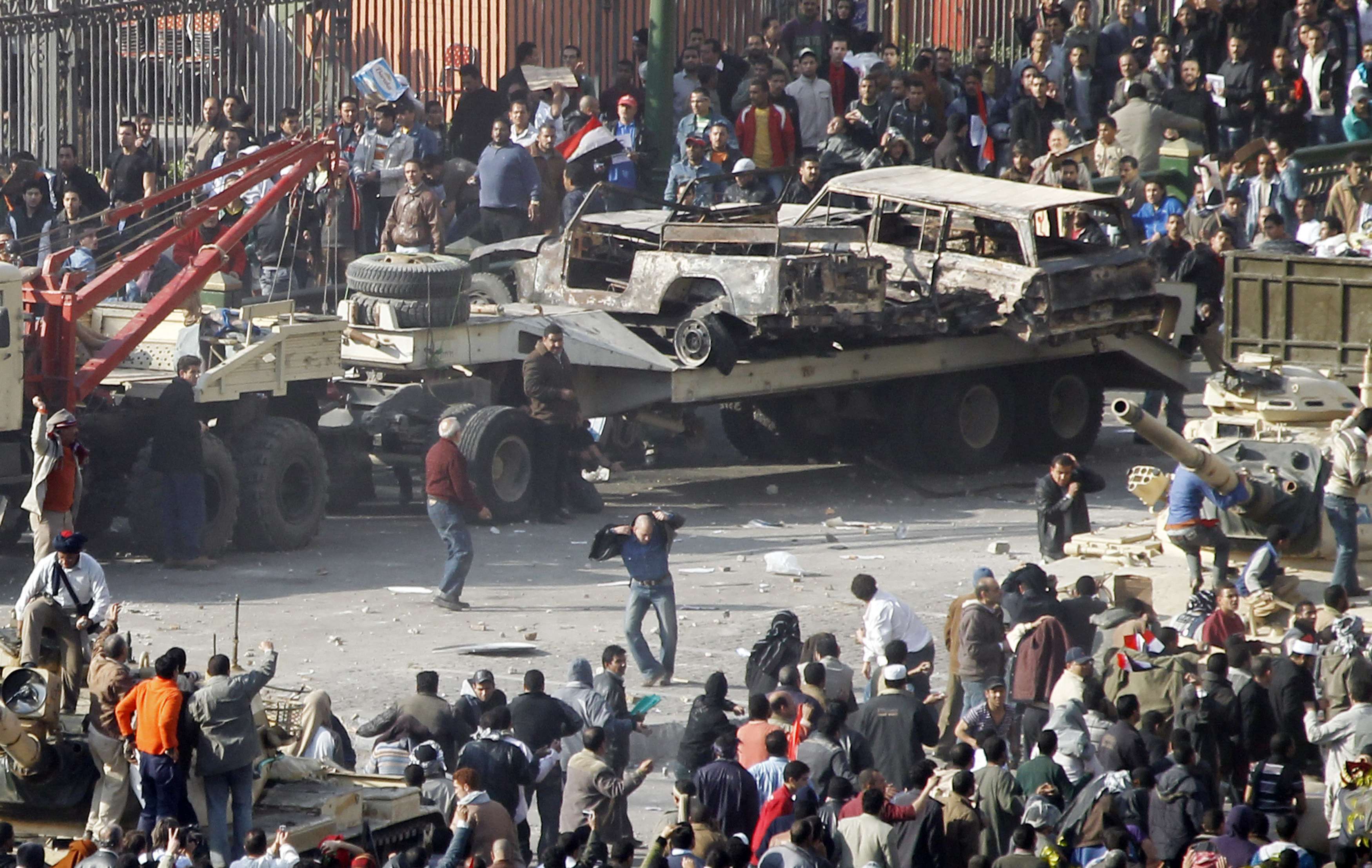 Χθες η πλατεία Ταχρίρ ήταν γεμάτη κόσμο χωρίς να συμβεί τίποτα. 24 ώρες μετά, είναι το πεδίο των μαχών - ΦΩΤΟ REUTERS
