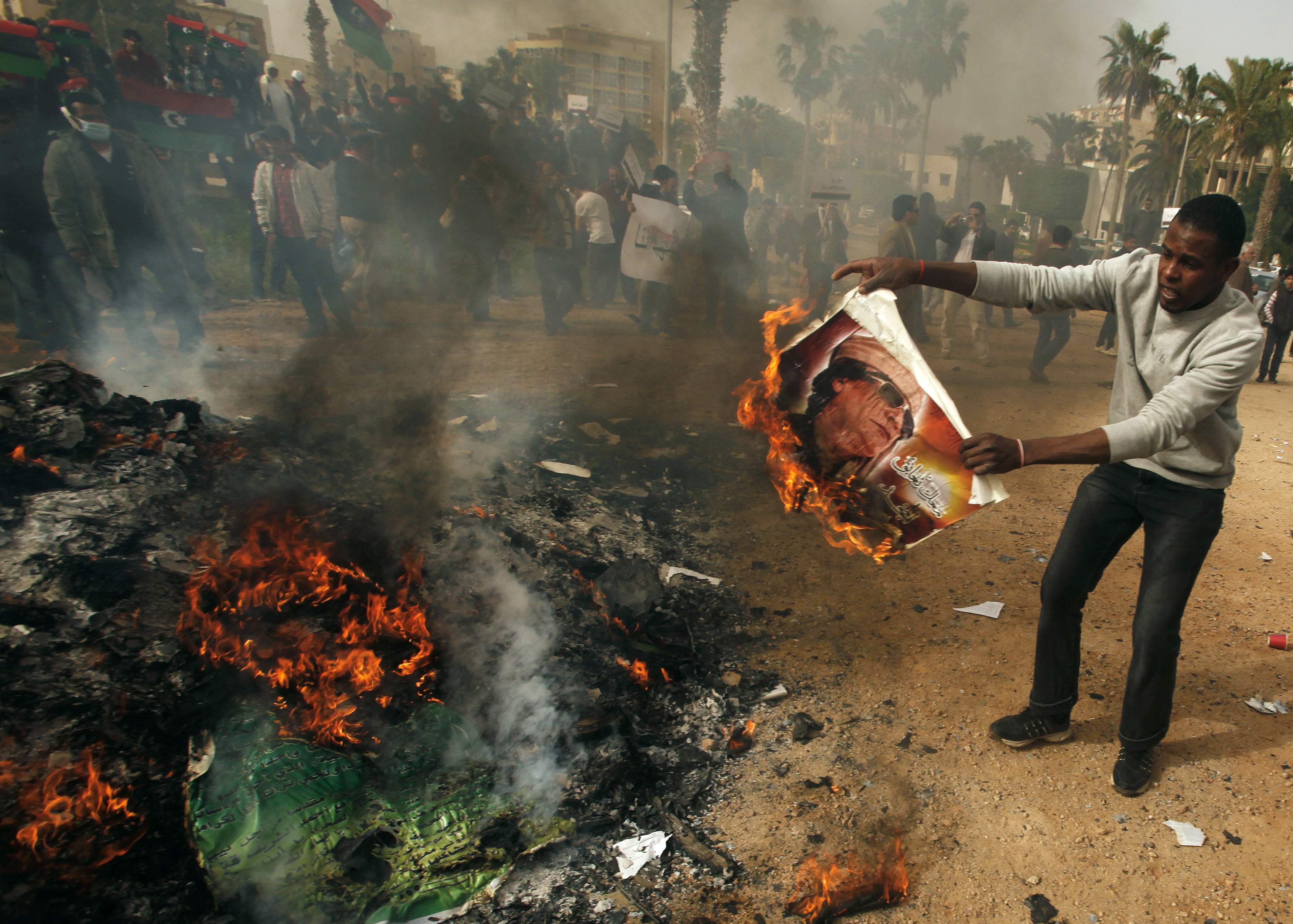 Χιλιάδες διαδηλωτές έκαψαν αφίσες του Καντάφι - ΦΩΤΟ REUTERS