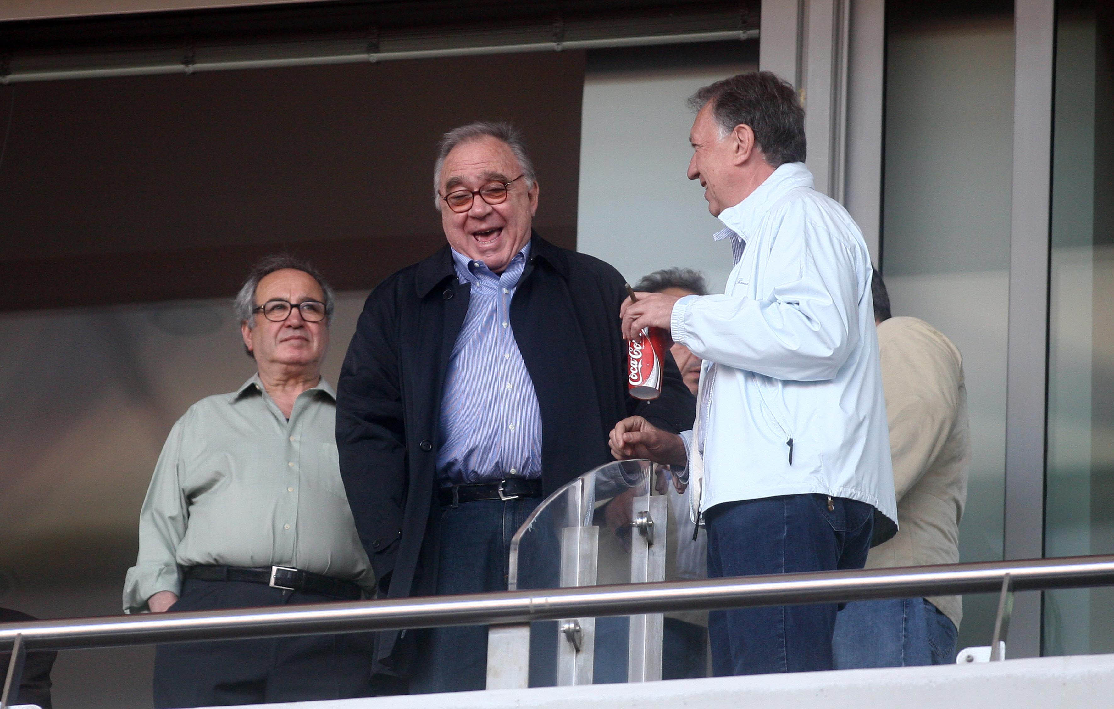 Ο Σωκράτης Κόκκαλης είναι χαμογελαστός στο γήπεδο μετά την επίσκεψη του στις εγκαταστάσεις του Ρέντη, ΦΩΤΟ EUROKINISSI.