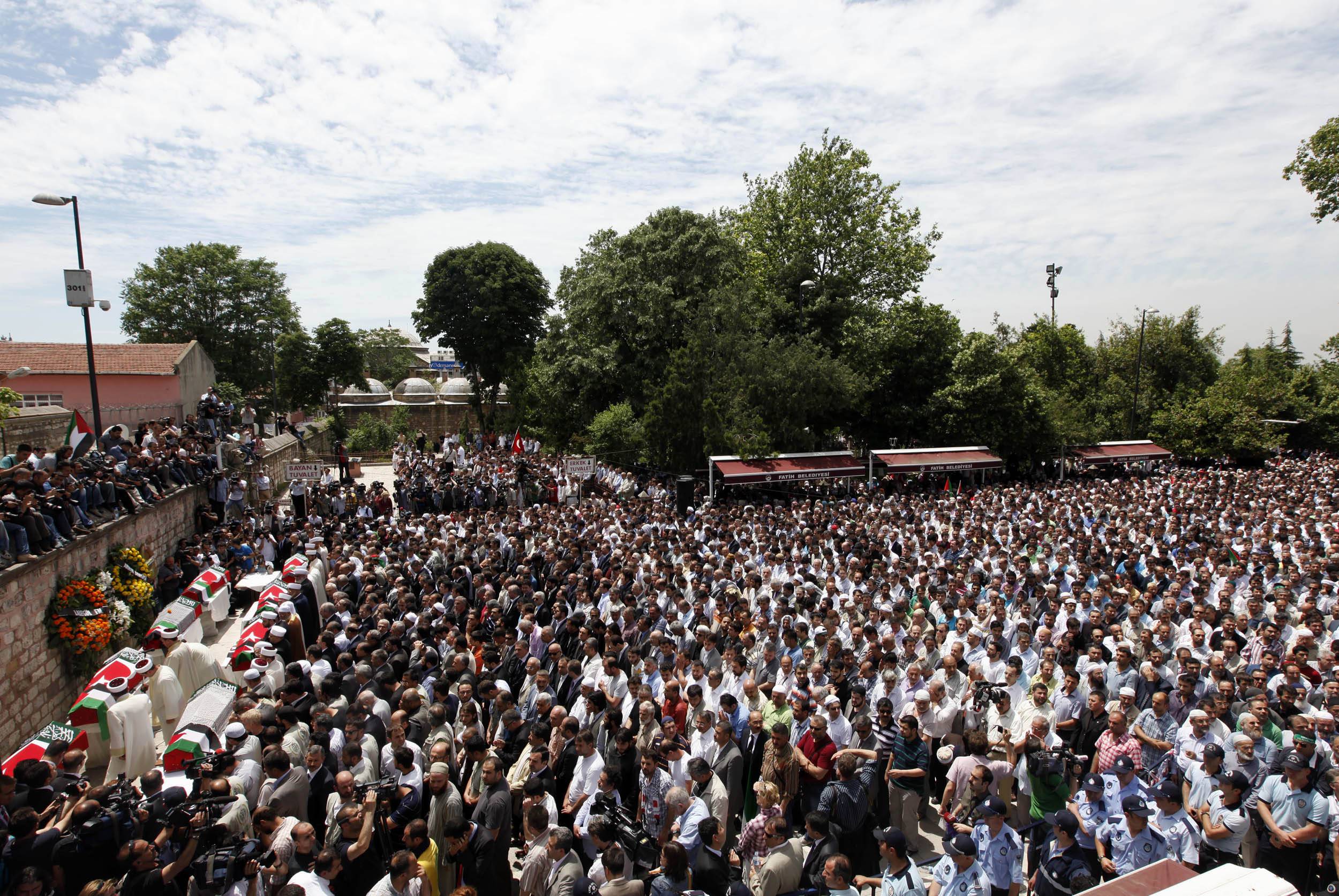 Χιλιάδες κόσμος στην κηδεία των εννέα ακτιβιστών (ΦΩΤΟ REUTERS)