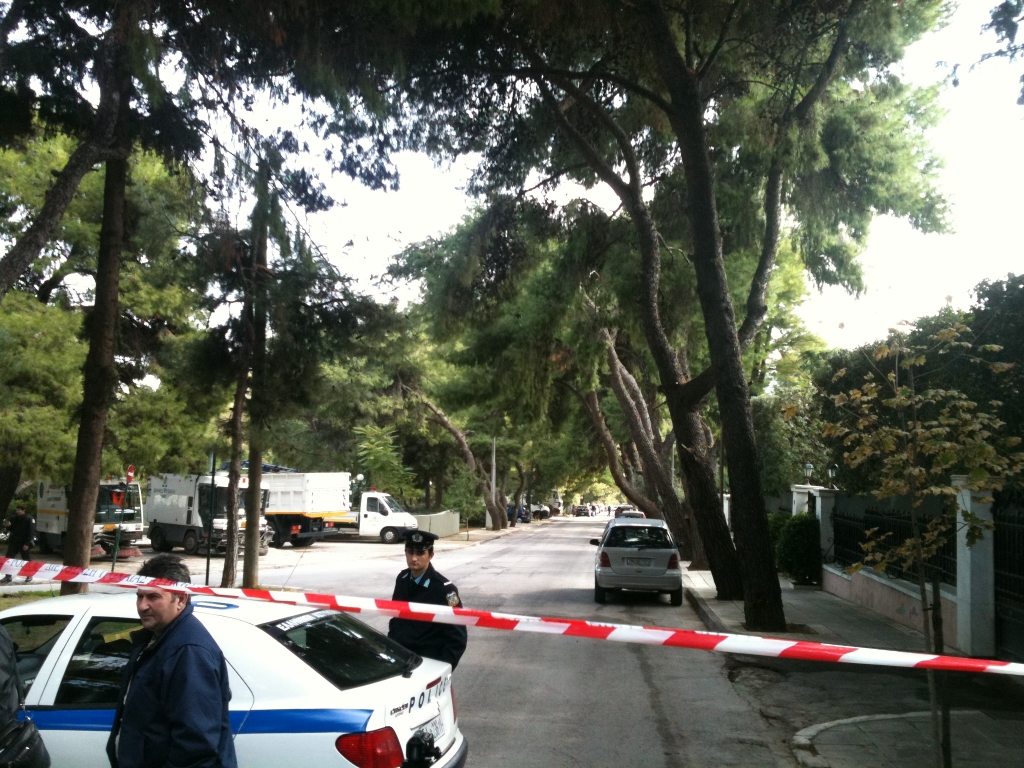 Αστυνομικοί έχουν αποκλείσει όλο το τετράγωνο γύρω από την πρεσβεία της Βουλγαρίας στο Ψυχικό ΦΩΤΟ NEWSIT