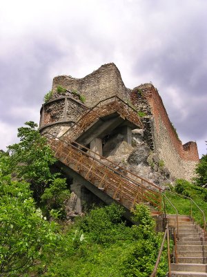 To απομονωμένο κάστρο Ποϊενάρι που θεωρείται πως εκεί ζούσε τελικά ο Δράκουλας