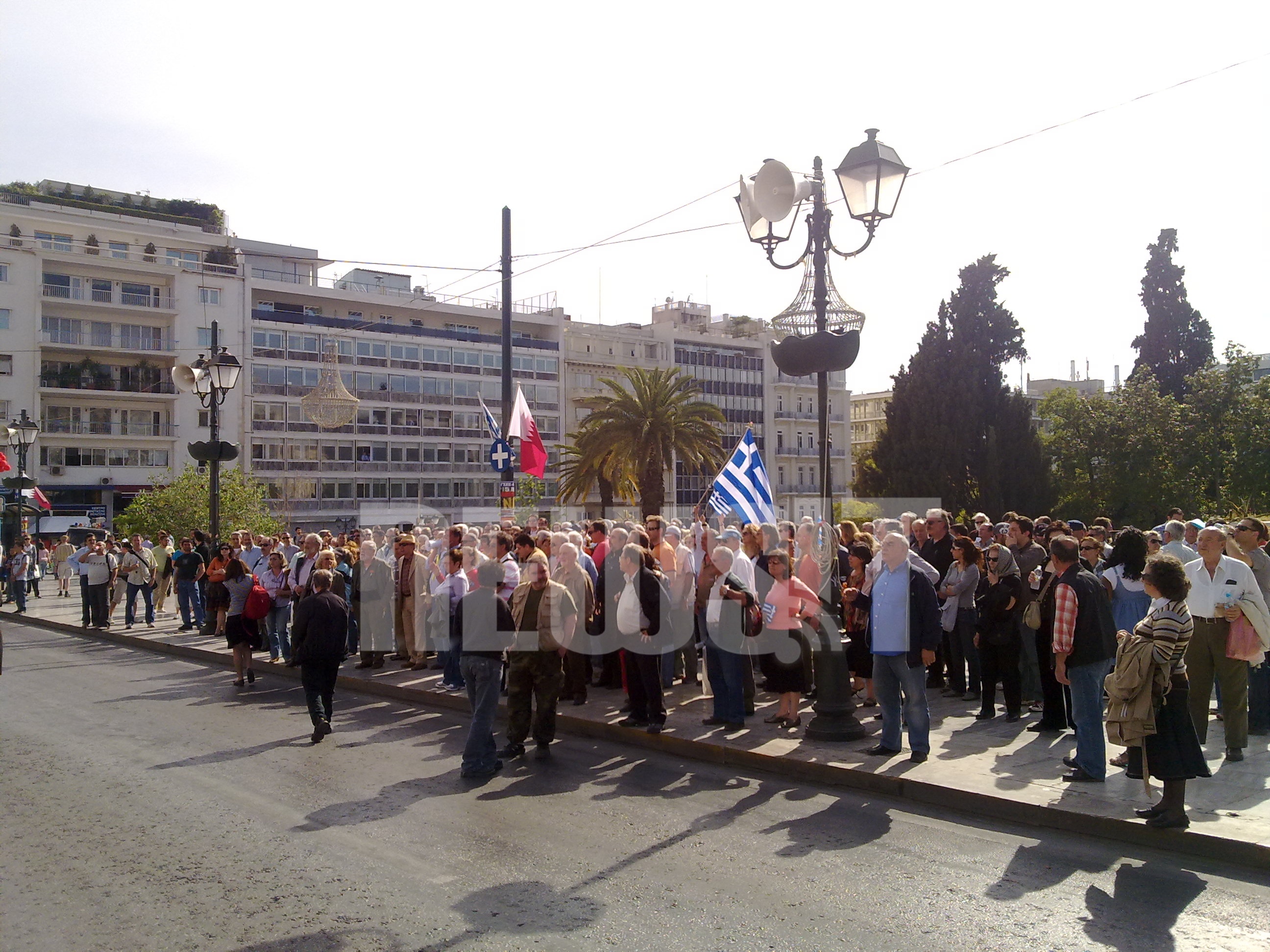 Απόστρατοι αλλά και αξιωματικοί με πολιτικά εξω απ' τη Βουλή