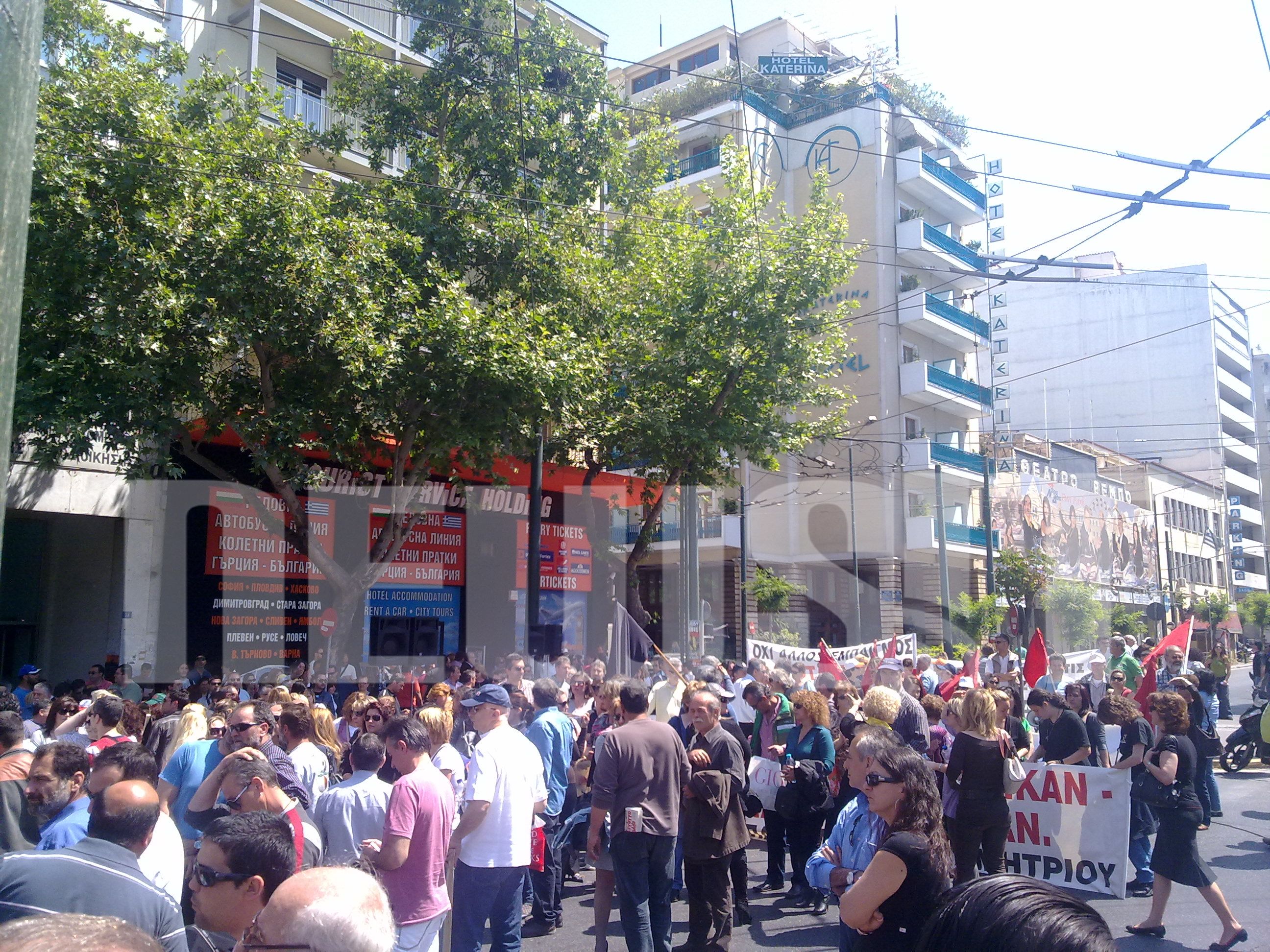 Οι εργαζόμενοι στους ΟΤΑ συγκεντρώθηκαν στην Πλατεία Καραϊσκάκη στο Μεταξουργείο. ΦΩΤΟ NEWSIT