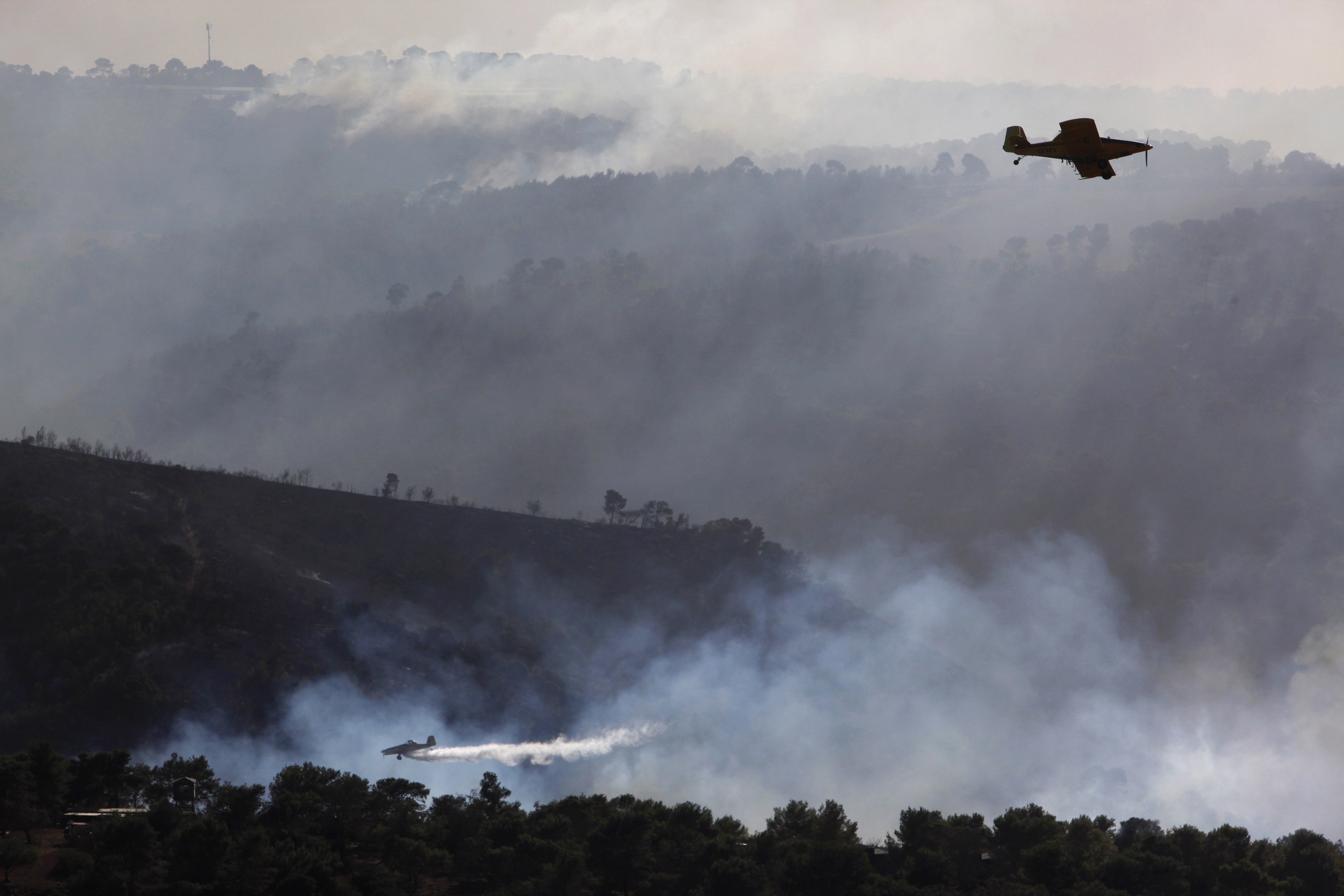 Αεροπλάνα επιχειρούν στο σημείο της φωτιά - ΦΩΤΟ REUTERS