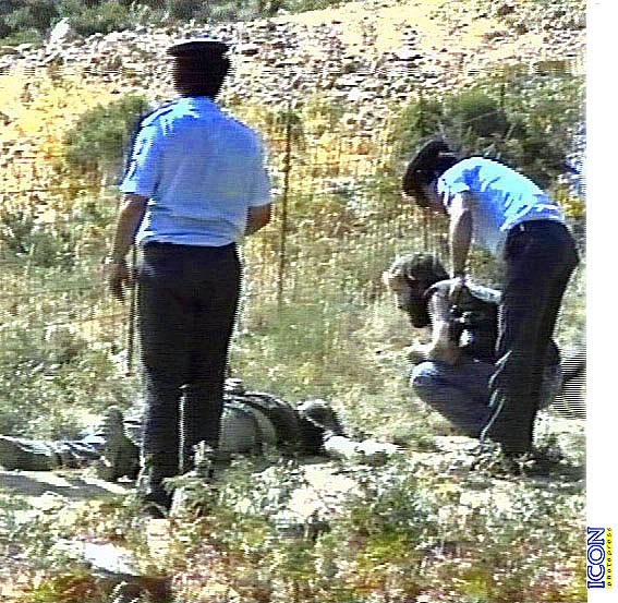 Οι αστυνομικοί πάνω από το πτώμα του Κώστα Μουζουράκη
