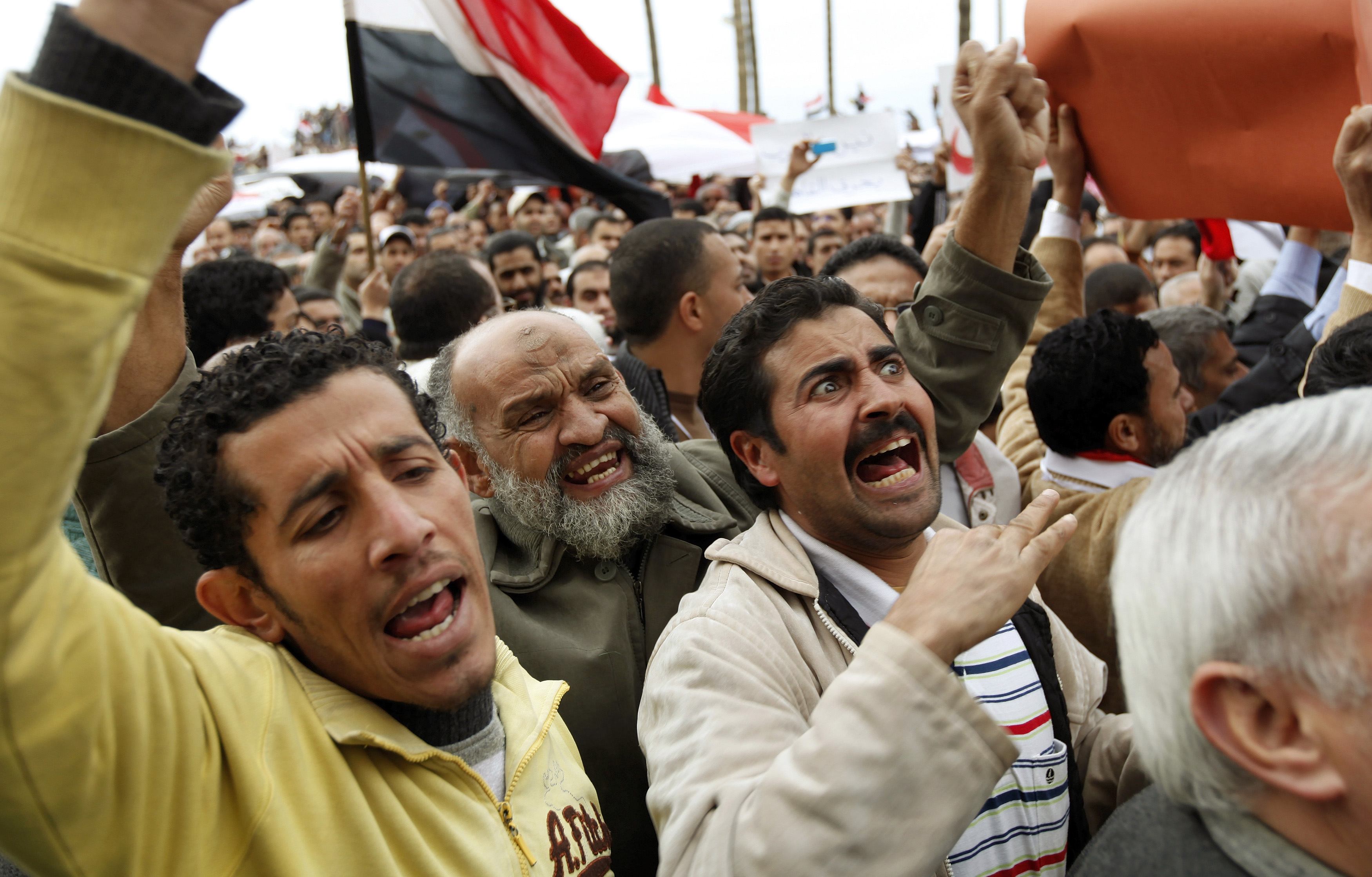 Να παραιτηθεί ο Μουμπάρακ φωνάζουν οι Αιγύπτιοι στην Αλεξάνδρεια. ΦΩΤΟ REUTERS