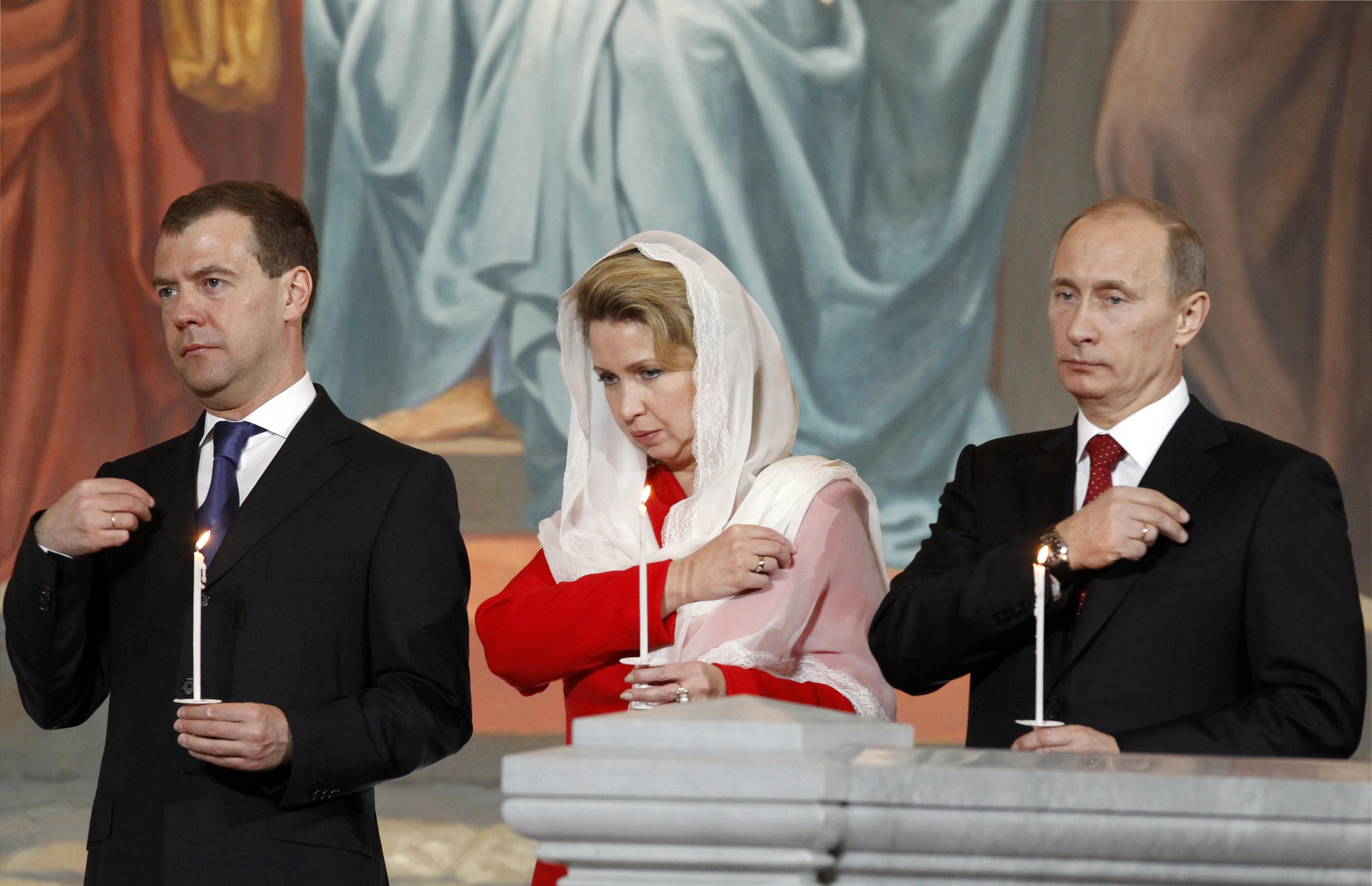 Ο πρόεδρος Μεντβέντεφ, η σύζυγός του και ο πρωθυπουργός Πούτιν στο ναό του Σωτήρος στη Μόσχα