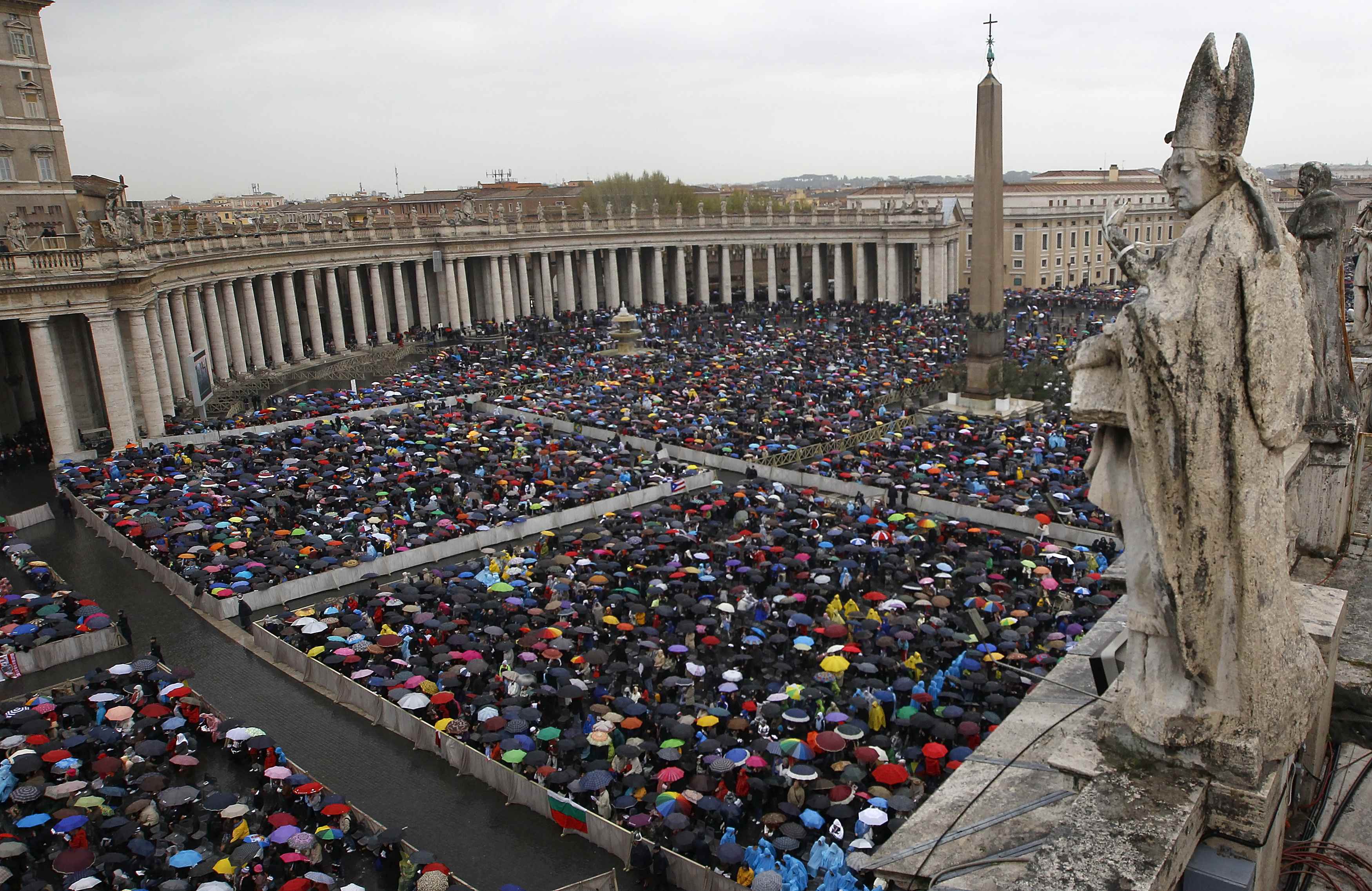  Καθολικοί στην πλατεία του Αγίου Πέτρου για την πασχαλινή λειτουργία από τον Πάπα