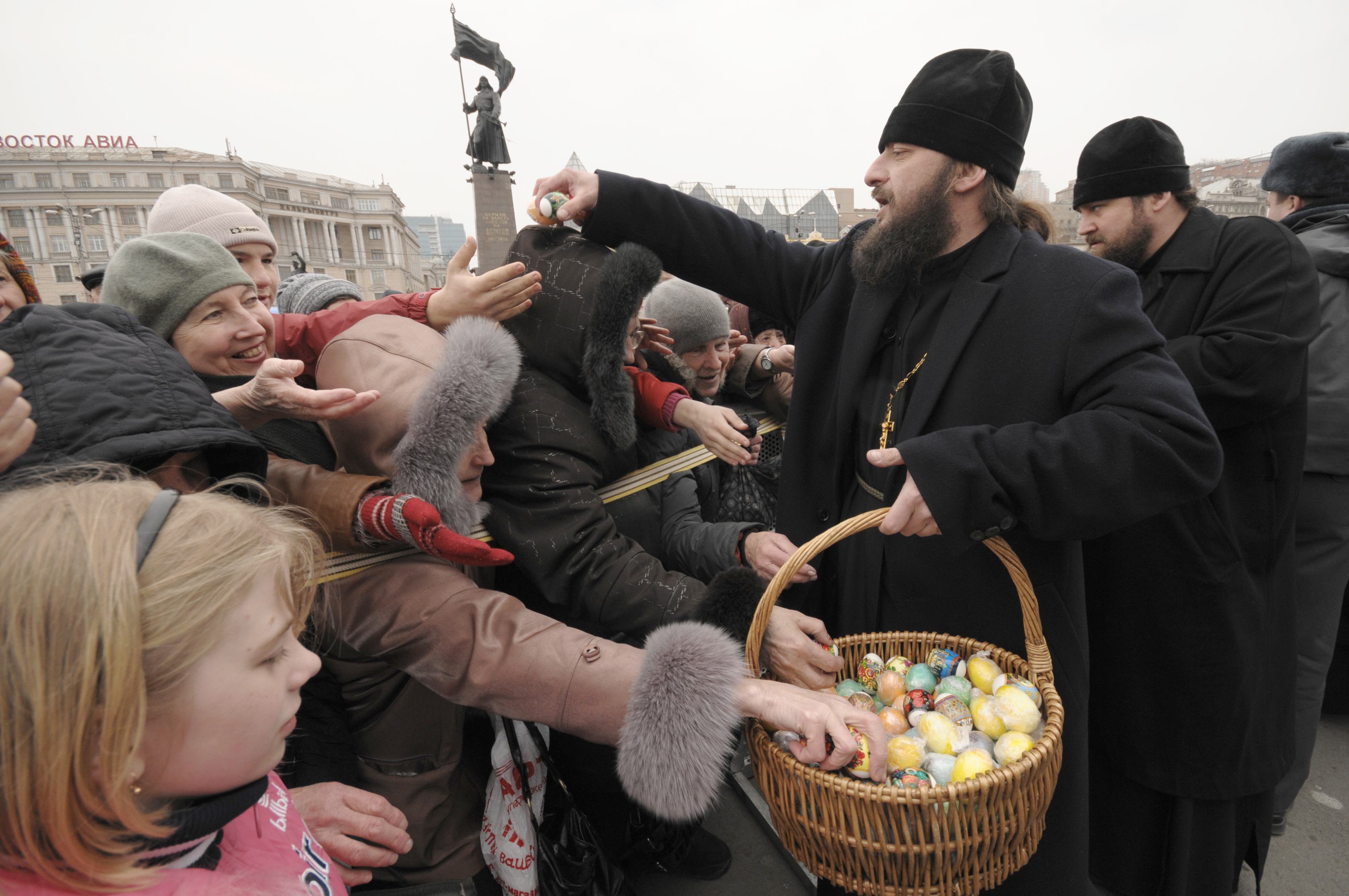 Ρώσοι ιερείς μοιράζουν πασχαλινά αυγά