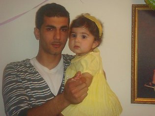 Εδώ ο δολοφόνος πατέρας με την μικρή Γιασμίν.