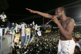 O διάσημος τραγουδιστής σε συναυλία του στην Αϊτή, μετά τον φονικό σεισμό.