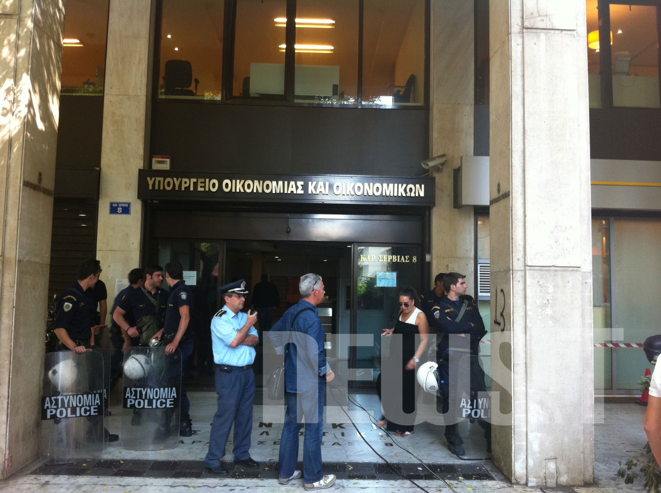 Αστυνομικοί έξω από το κτίριο του υπουργείου Οικονομικών στον αριθμό 8 της Καραγιώργη Σερβίας