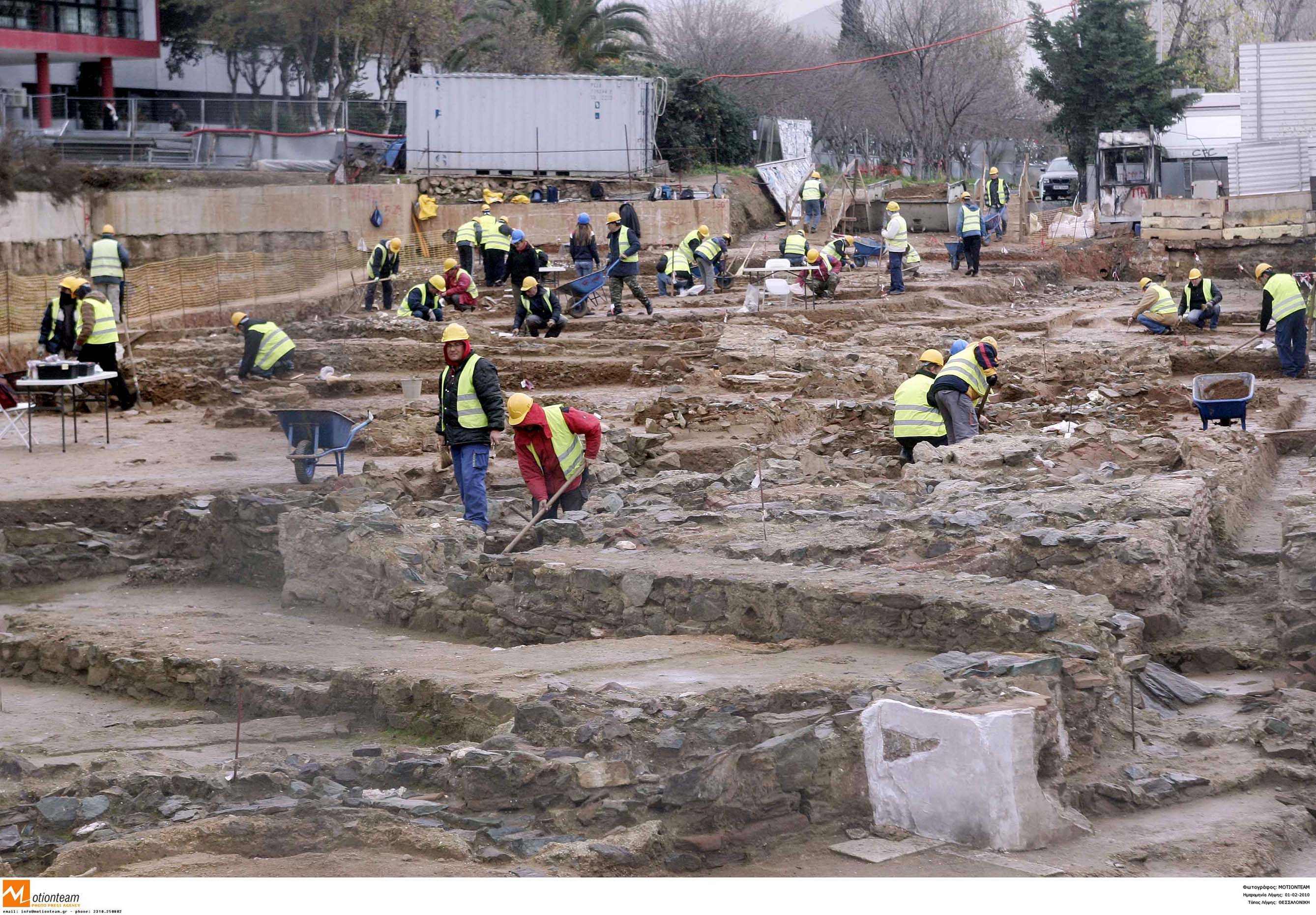 Συνεργεία αρχαιολόγων εξετάζουν τα αρχαια που βρέθηκαν σε εργοτάξιο του Μετρό στην Θεσσαλονίκη