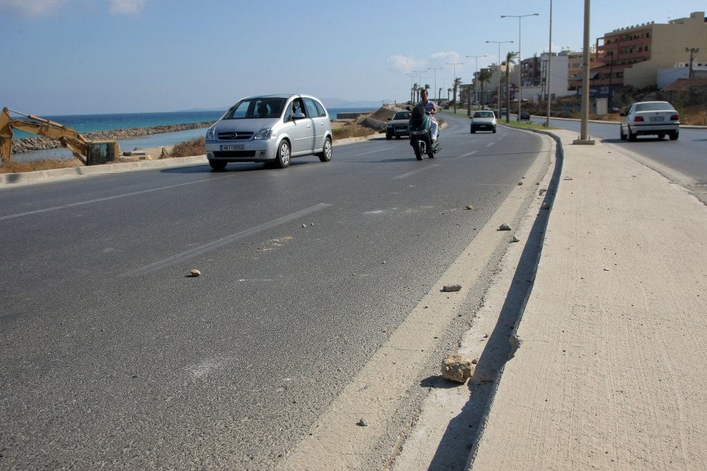 Και πέτρες εκτός από μαχαίρια βγήκαν χθες ξημερώματα στην Κρήτη ΦΩΤΟ EUROKINISSI