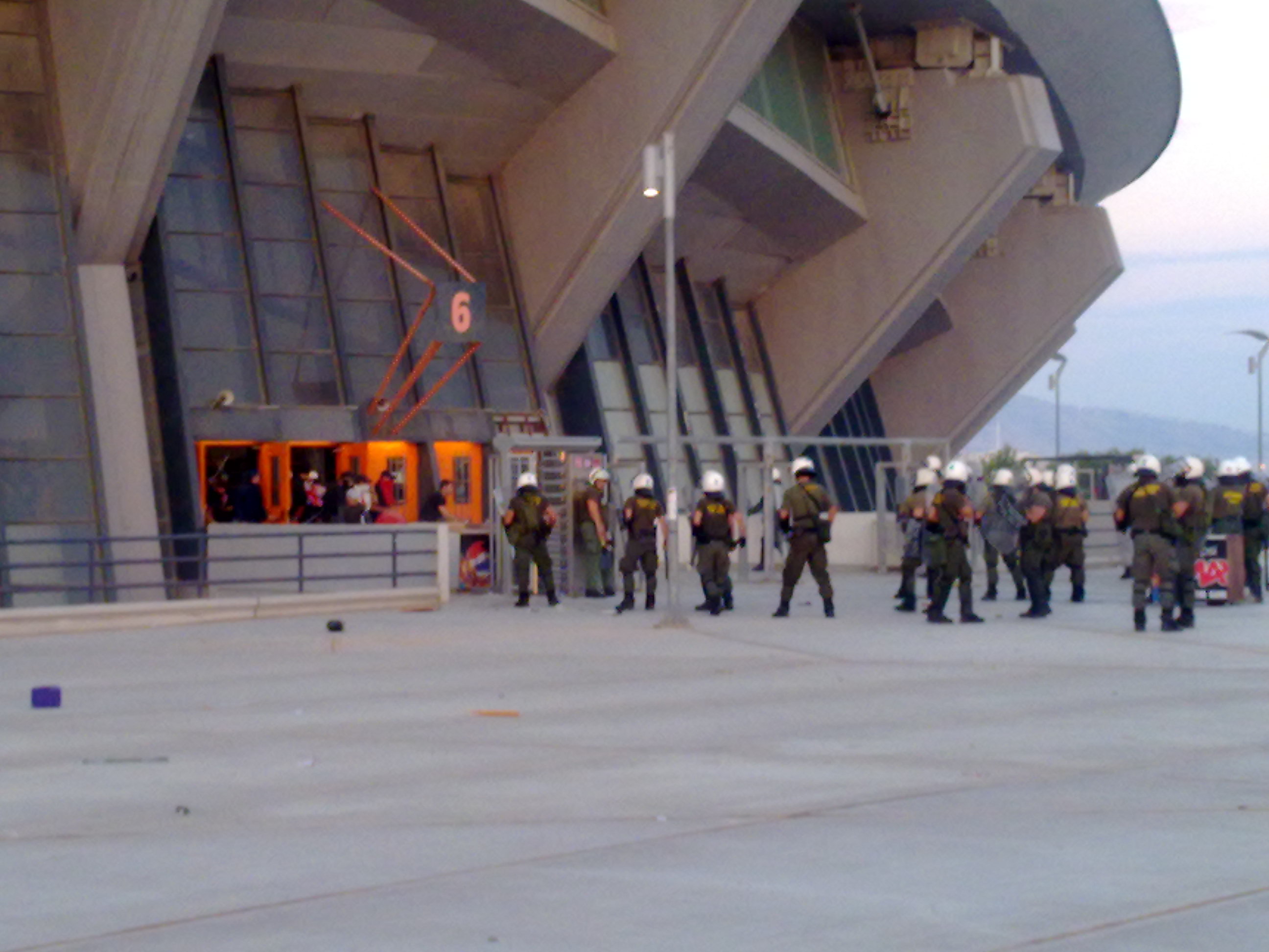 Συγκρούσεις αστυνομικών με οπαδούς του Ολυμπιακού έξω από τη θύρα 6, ΦΩΤΟ NEWSIT.