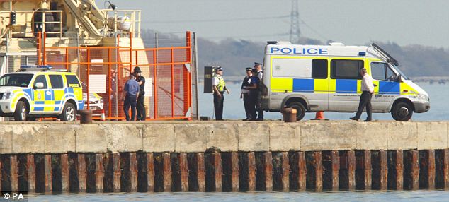 Αστυνομικές δυνάμεις έσπευσαν στην αποβάθρα όπου είχε "δέσει" το υποβρύχιο - ΦΩΤΟ Daily Mail