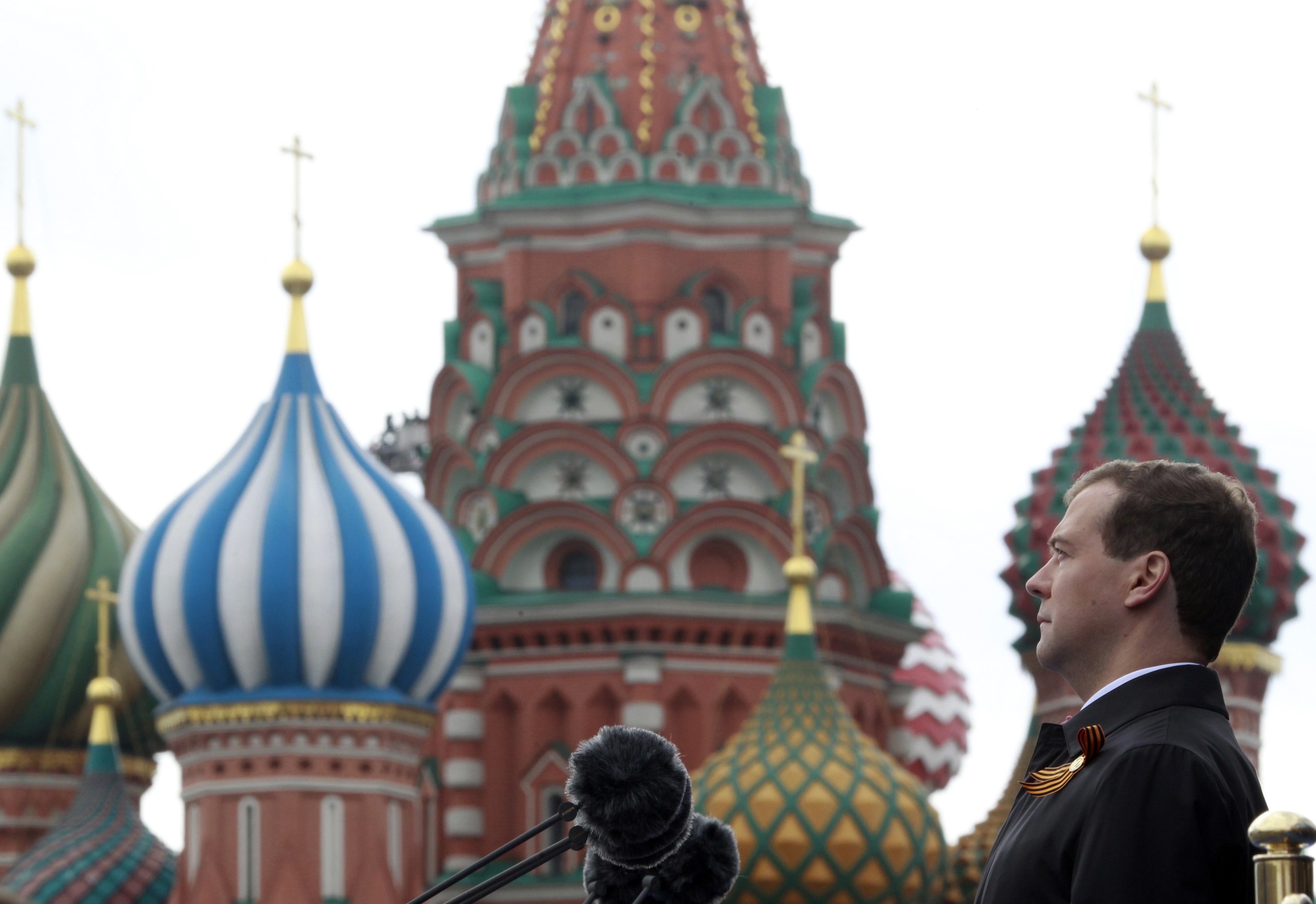 Ο πρόεδρος της Ρωσίας Ντιμίτρι Μεντβέντεφ παρακολουθεί την παρέλαση. ΦΩΤΟ REUTERS
