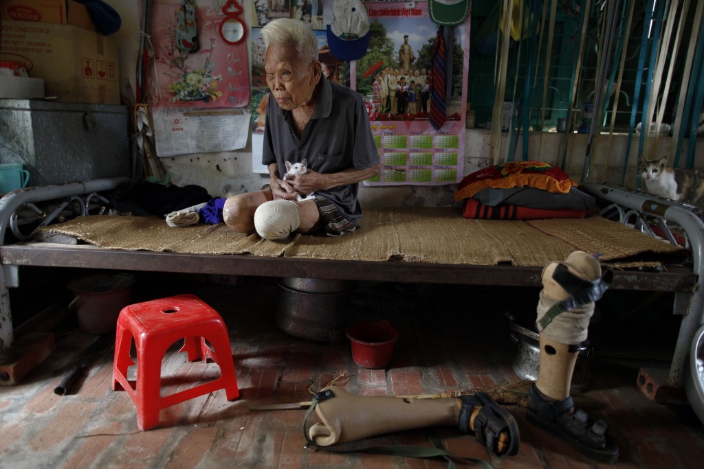 ο Nguyen Nga Tap,είναι 88 ετών και ζει με τις γάτες του στο χωριό των λεπρών ΦΩΤΟ REUTERS 