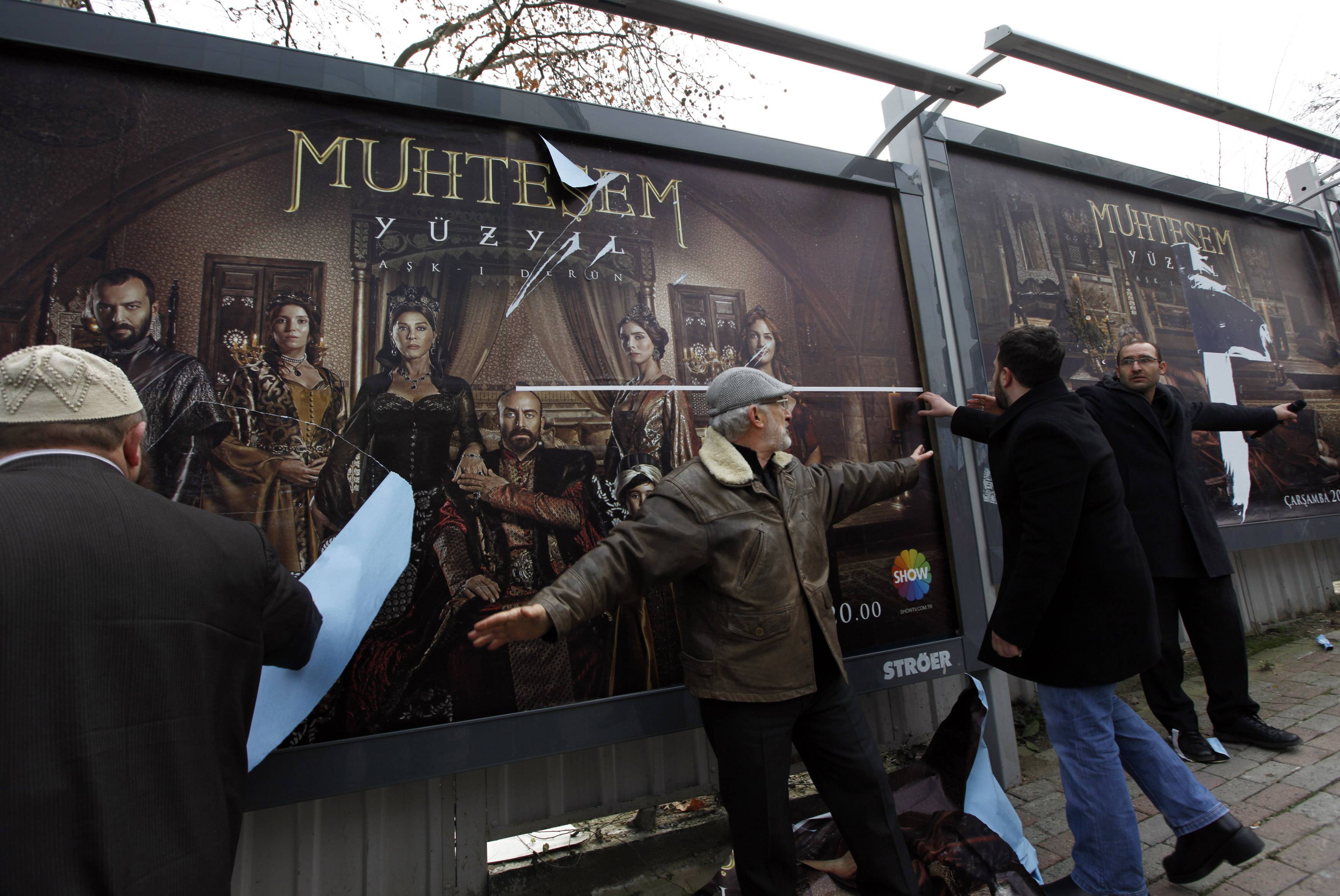 Διαδηλωτές πετάνε αυγά στις αφίσες της σειράς. ΦΩΤΟ REUTERS