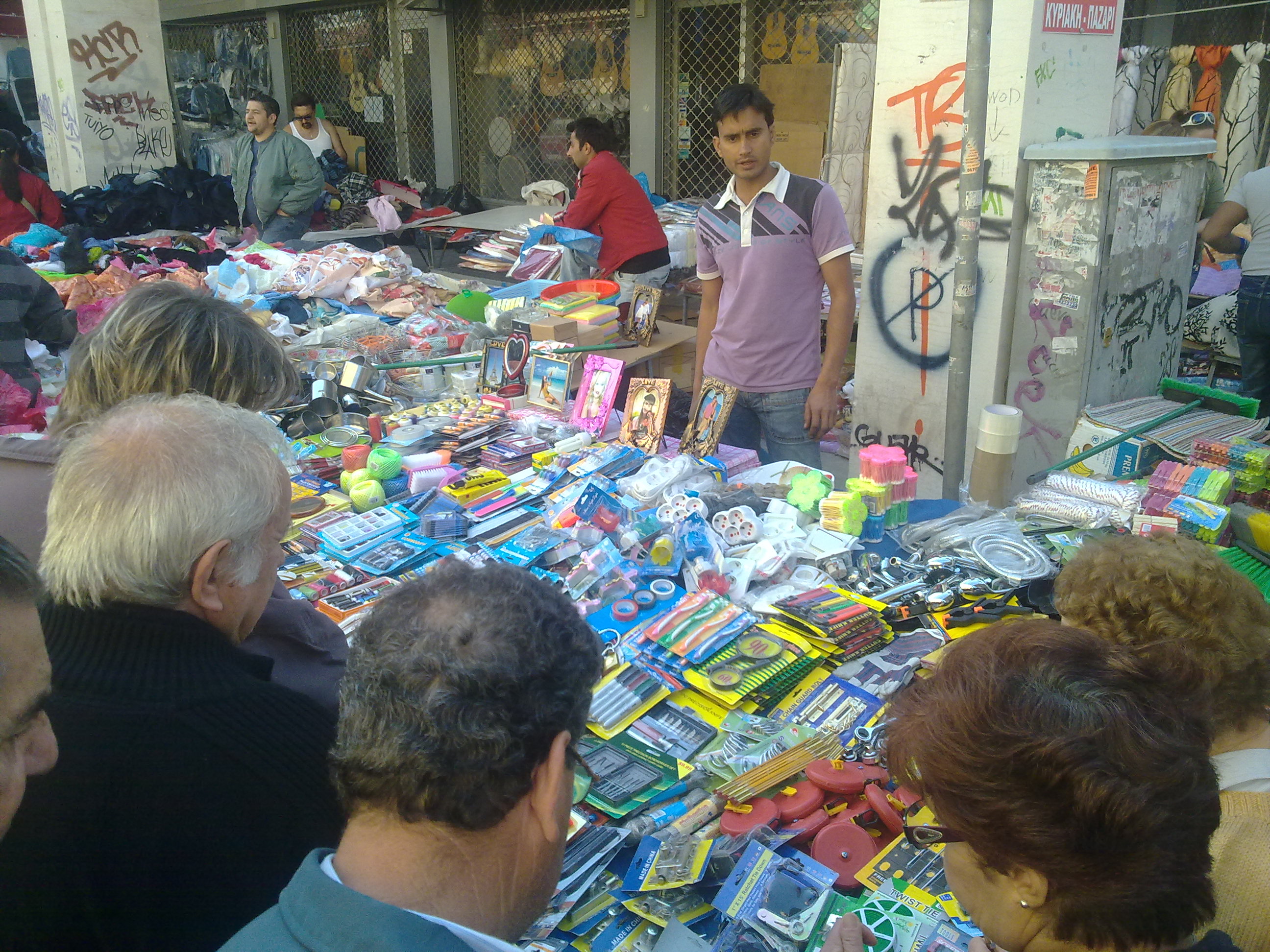 Όλα τα εργαλεία και κορνίζες μόνο με ένα ευρώ