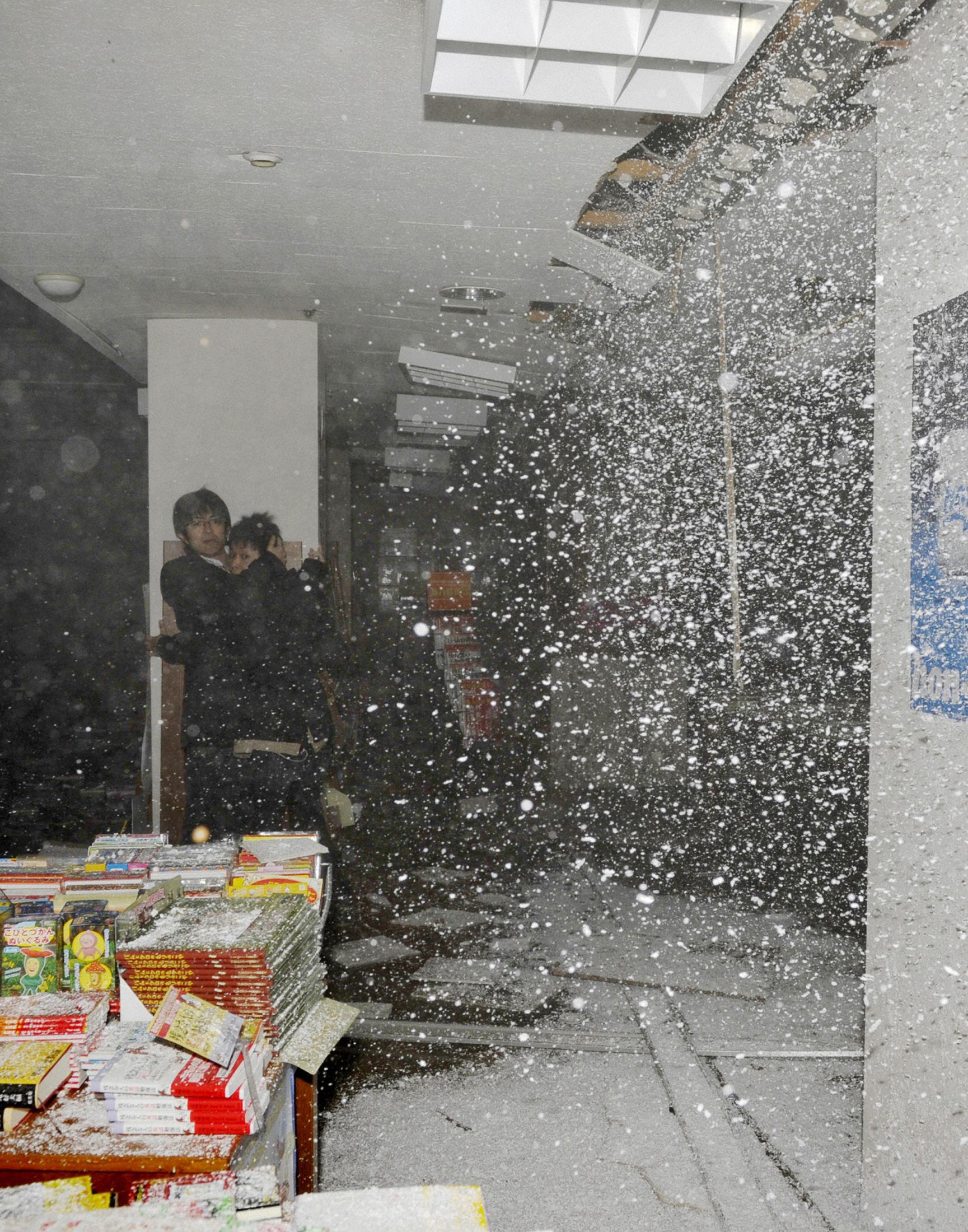 Οροφή βιβλιοπωλείου καταρρέει την ώρα του σεισμού. ΦΩΤΟ REUTERS